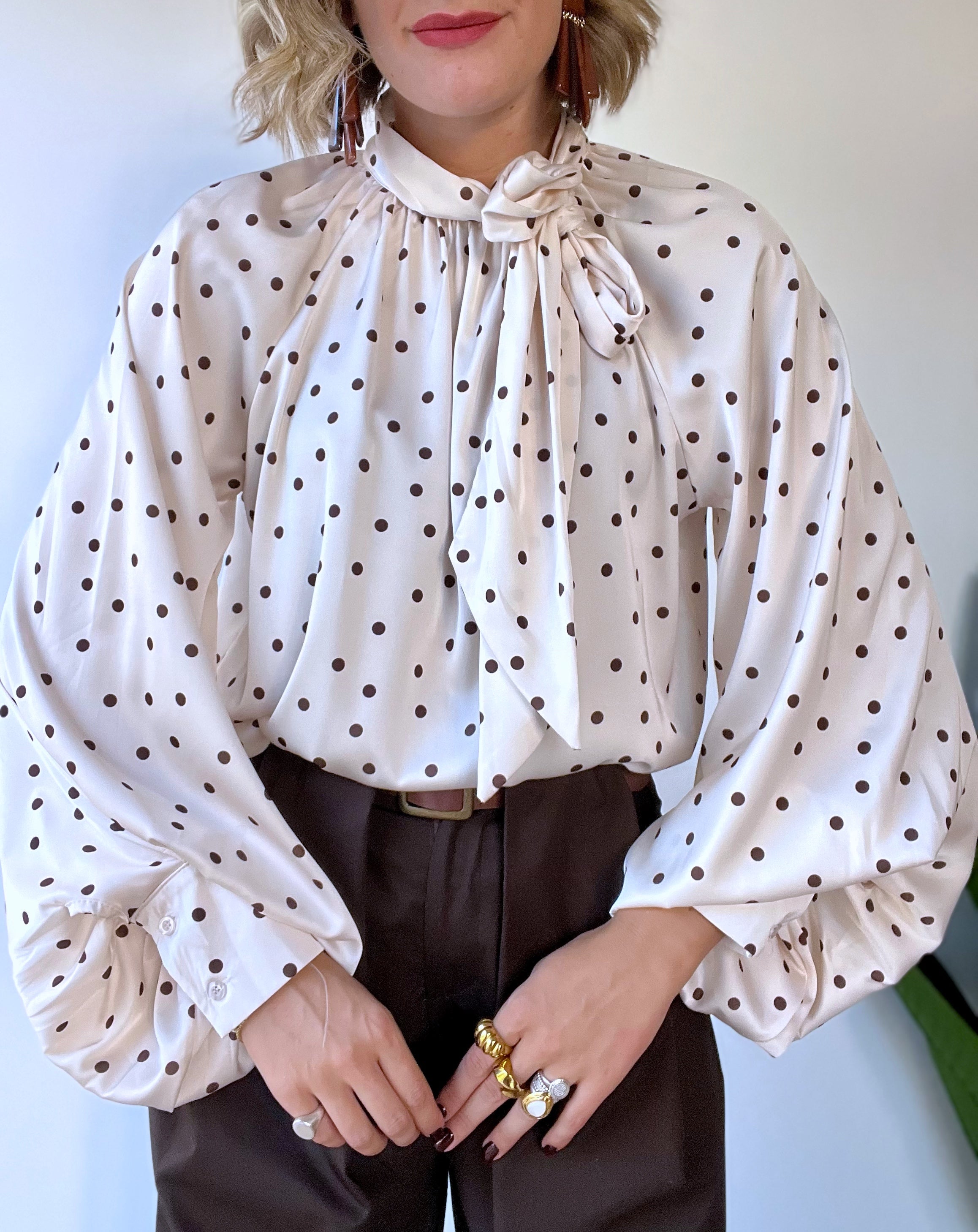 Camicia a pois marroni con manica a palloncino