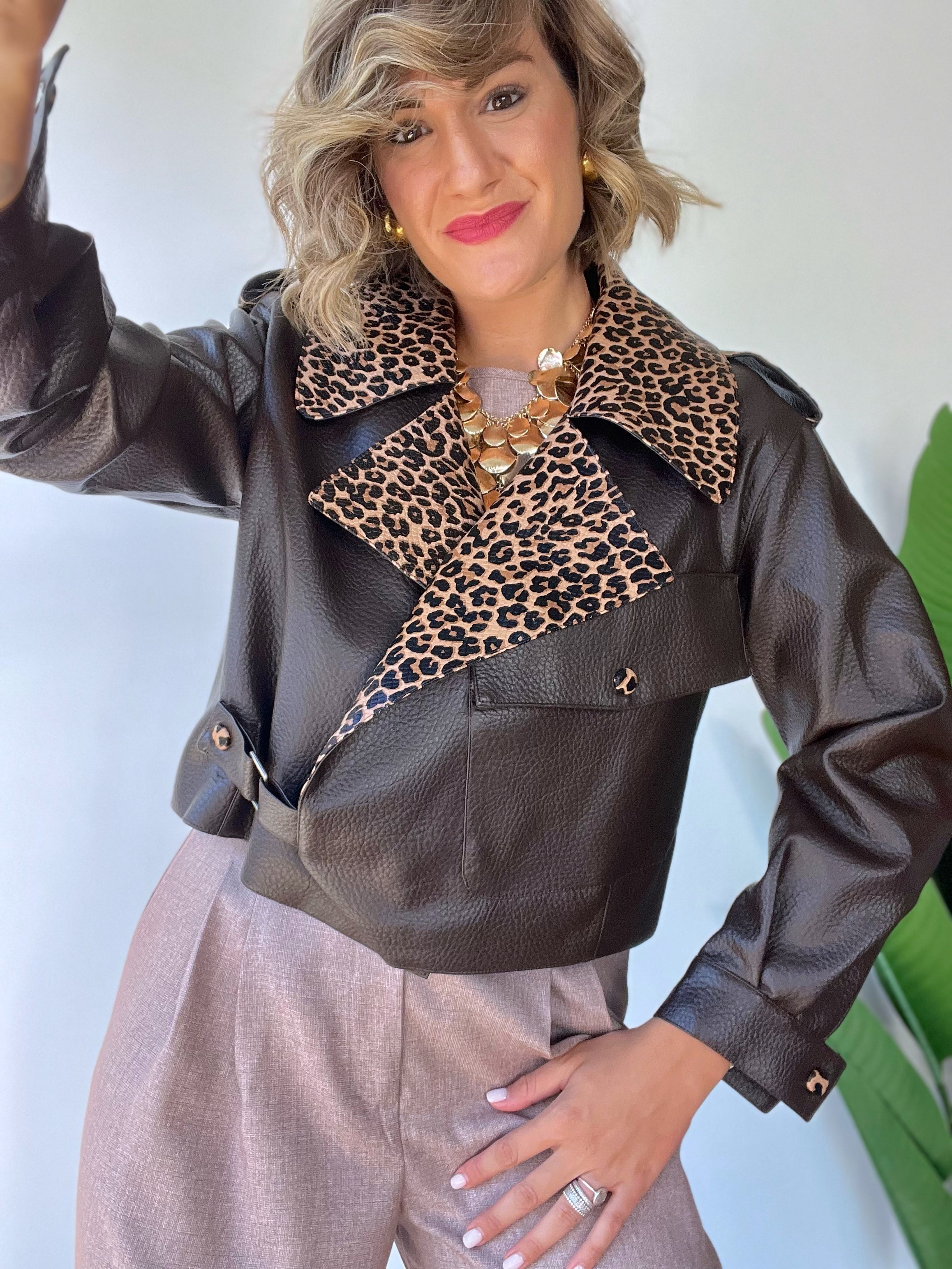 Chiodo in ecopelle con dettagli animalier