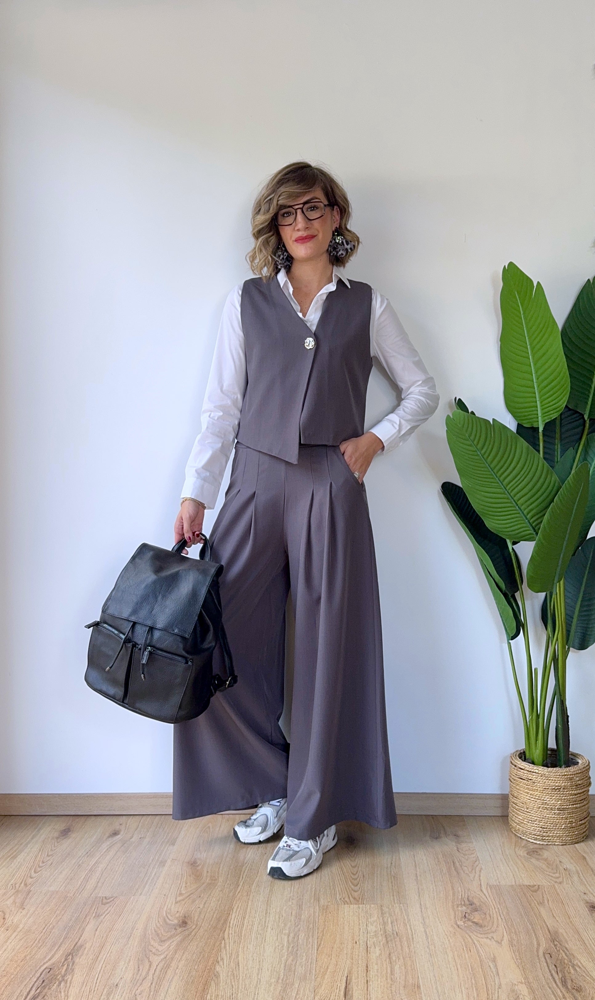 Tailleur grigio con gilet e pantalone largo