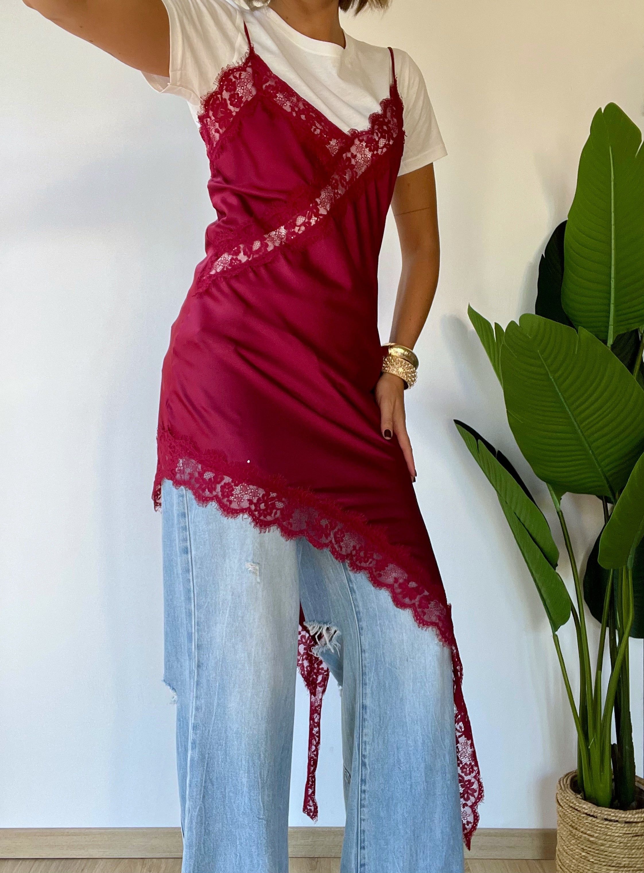Top/vestito in raso assimetrico con pizzo