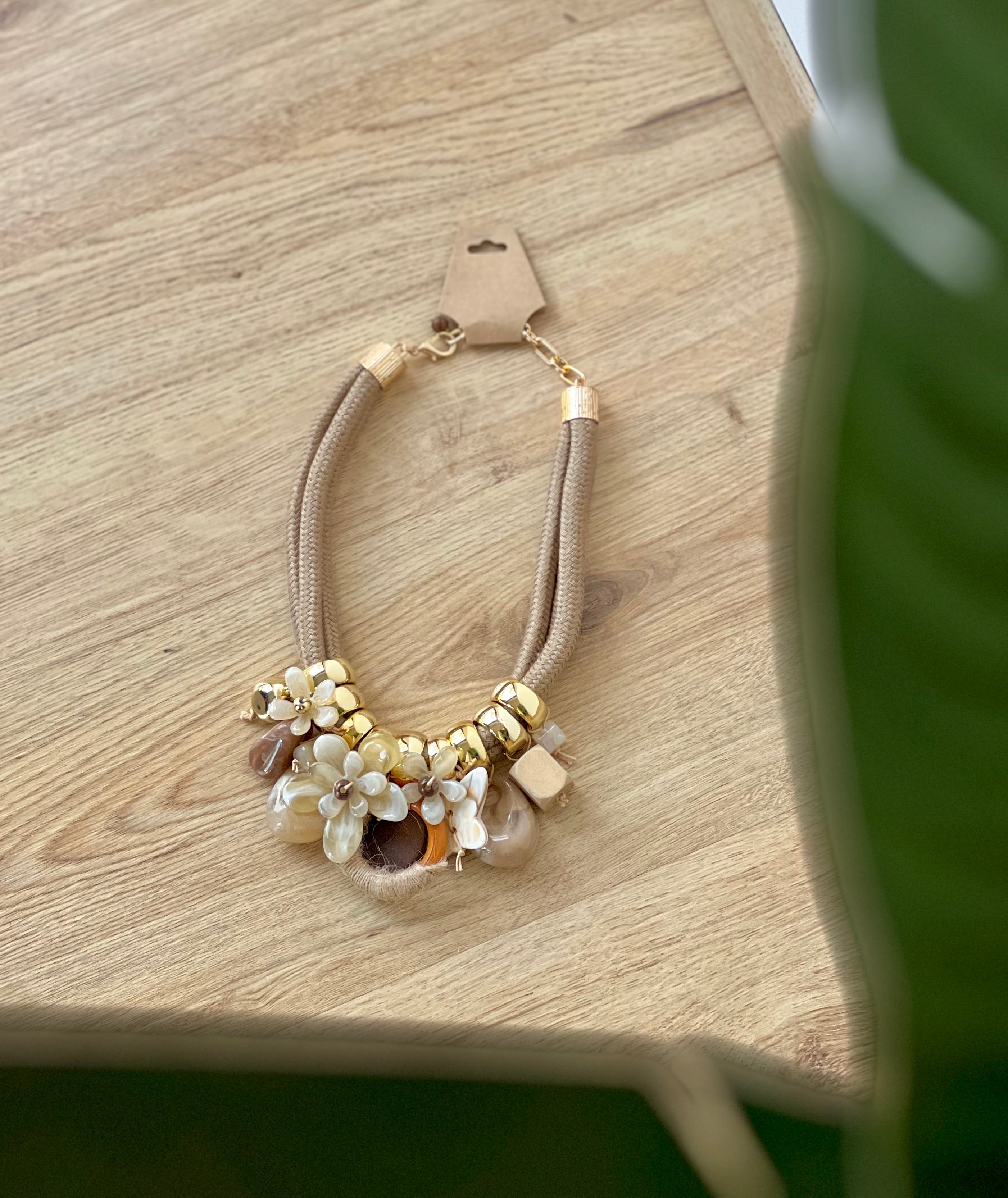 Collana beige in corda con ciondoli