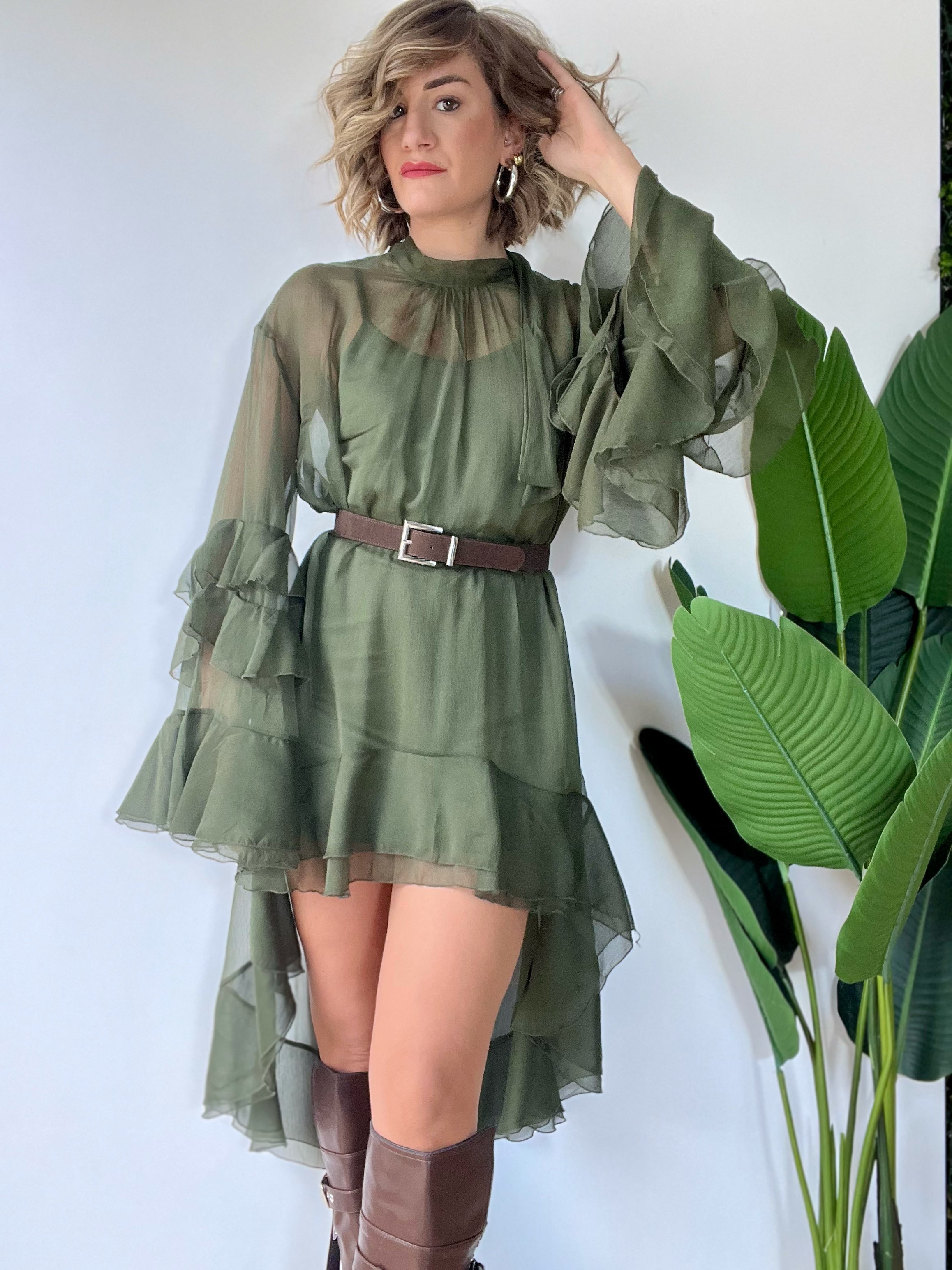 Vestito in velo verde corto avanti e più lungo sul retro