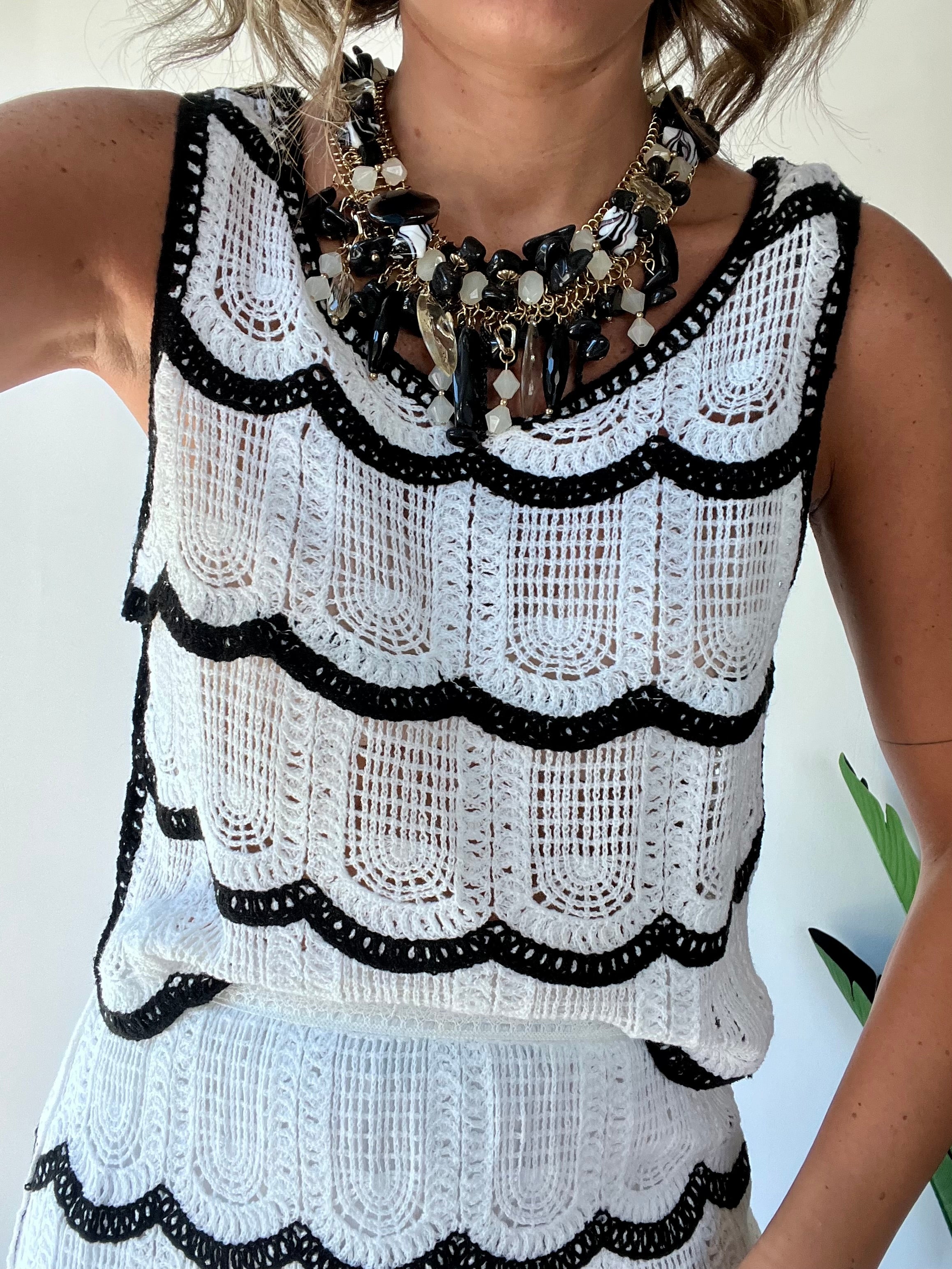 Collana con pietre bianche e nere