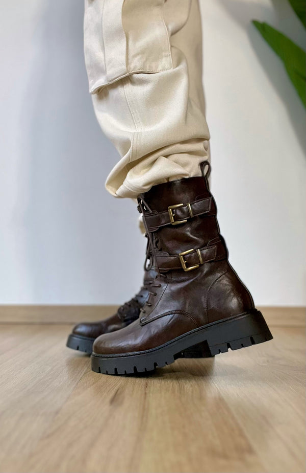 Anfibio con lacci e fibbie