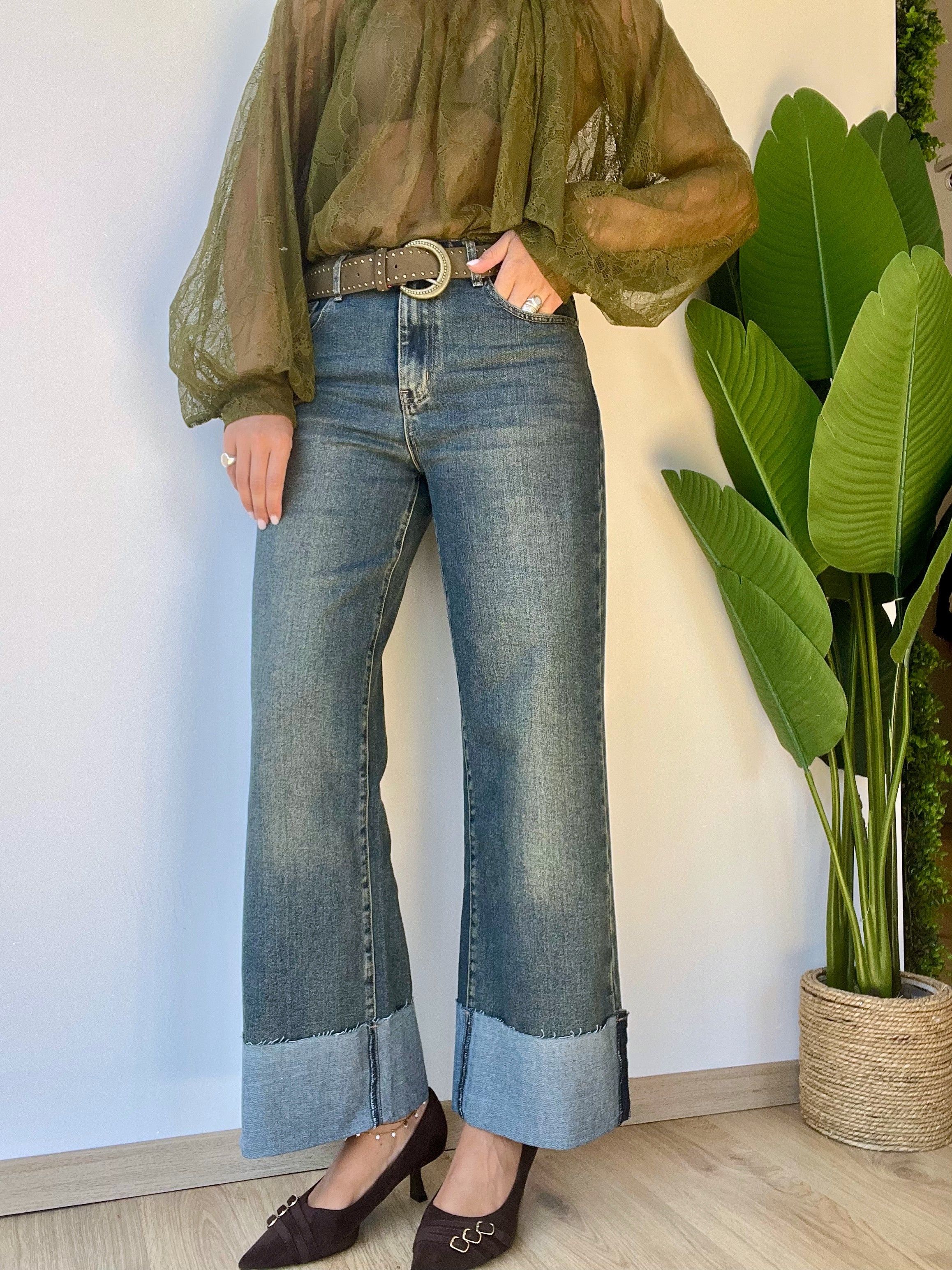 Jeans sabbiato con risvolto