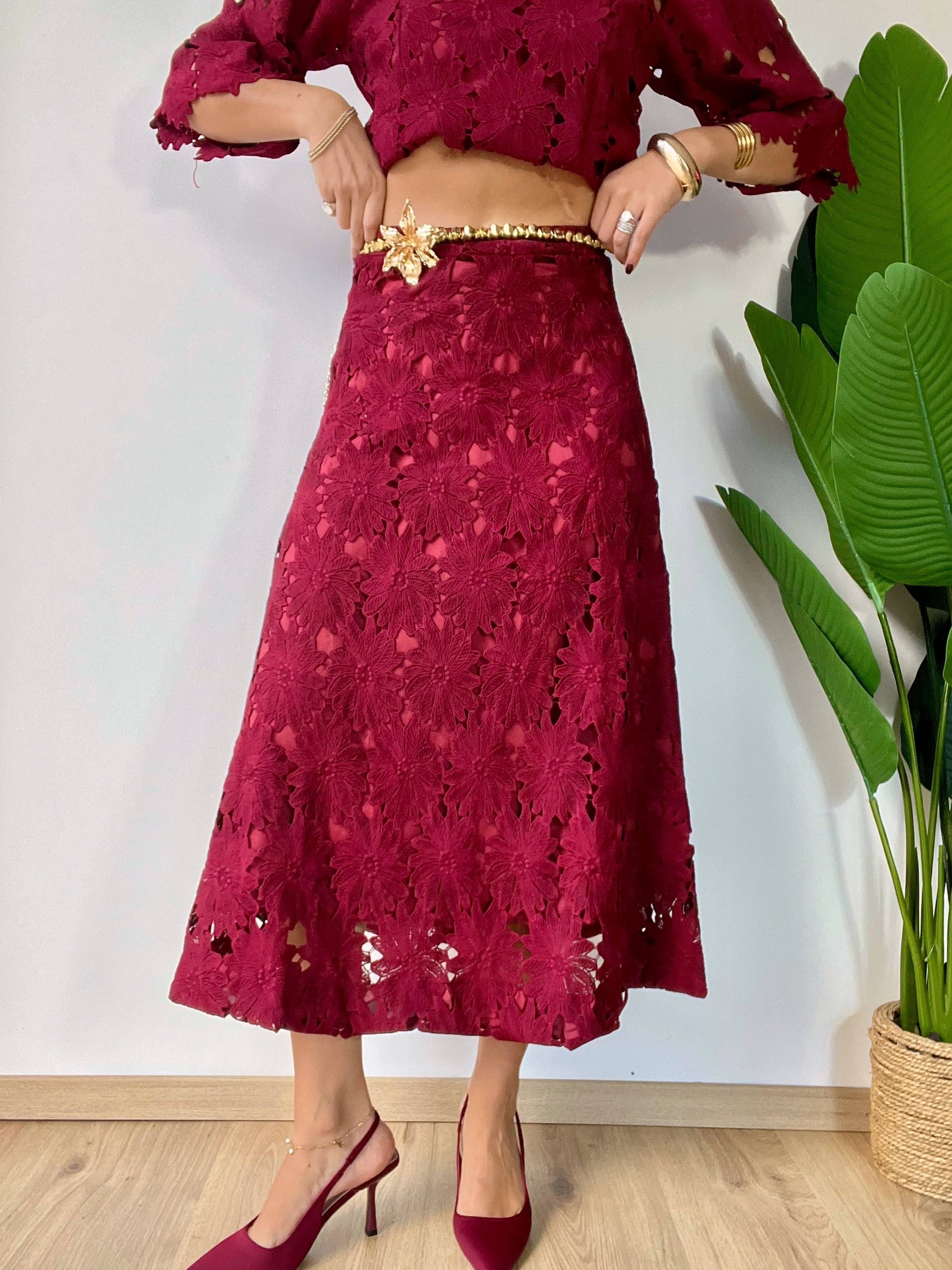 Coordinato in pizzo bordeaux con gonna
