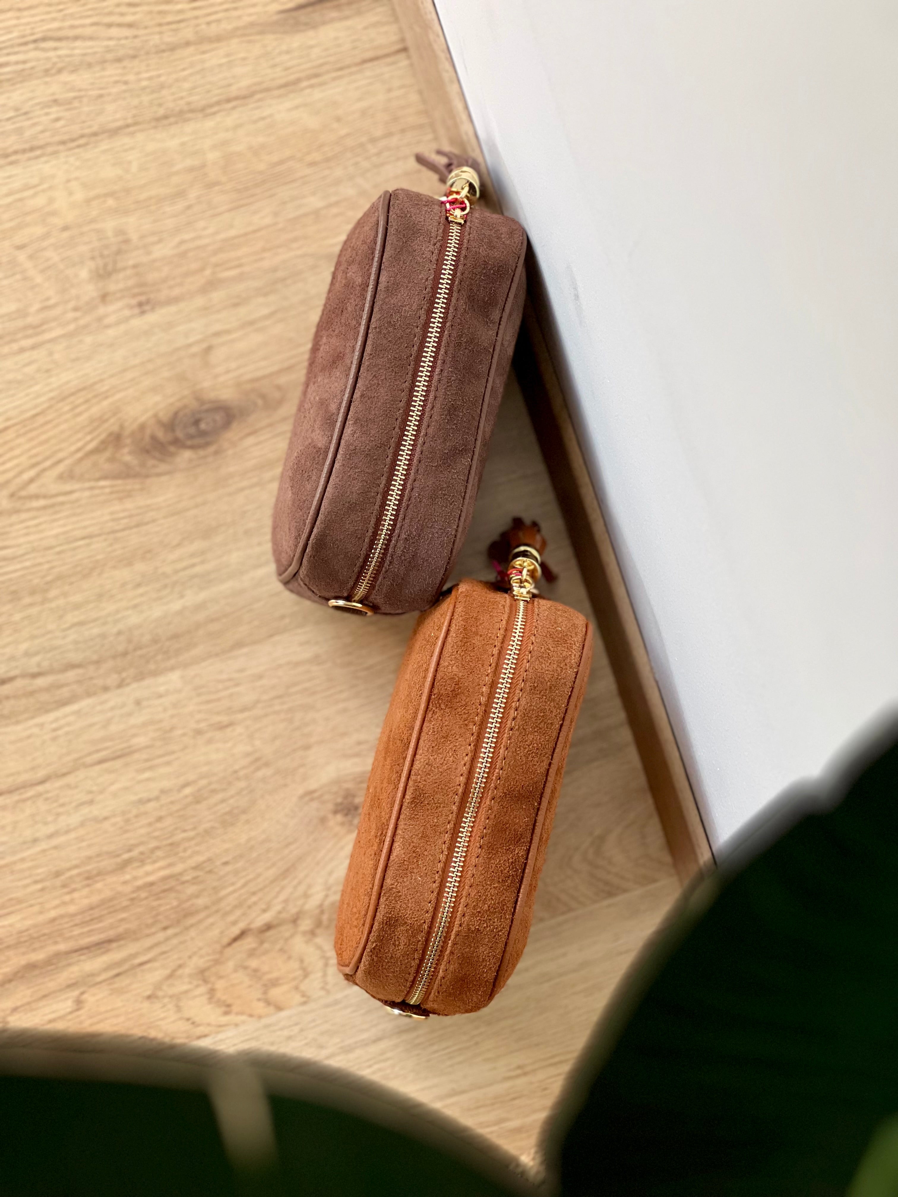 Pochette comoda in camoscio e vera pelle