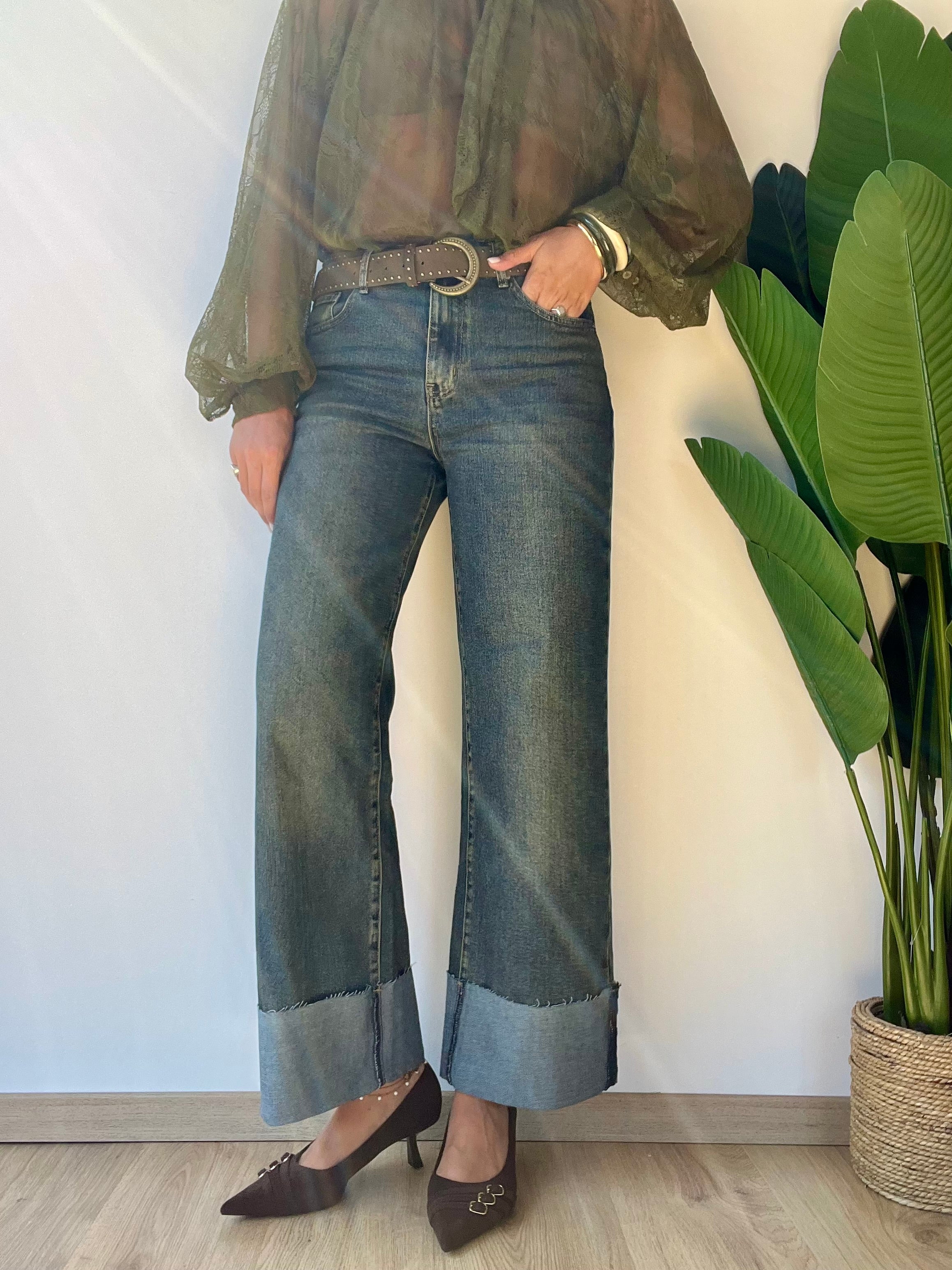 Jeans sabbiato con risvolto