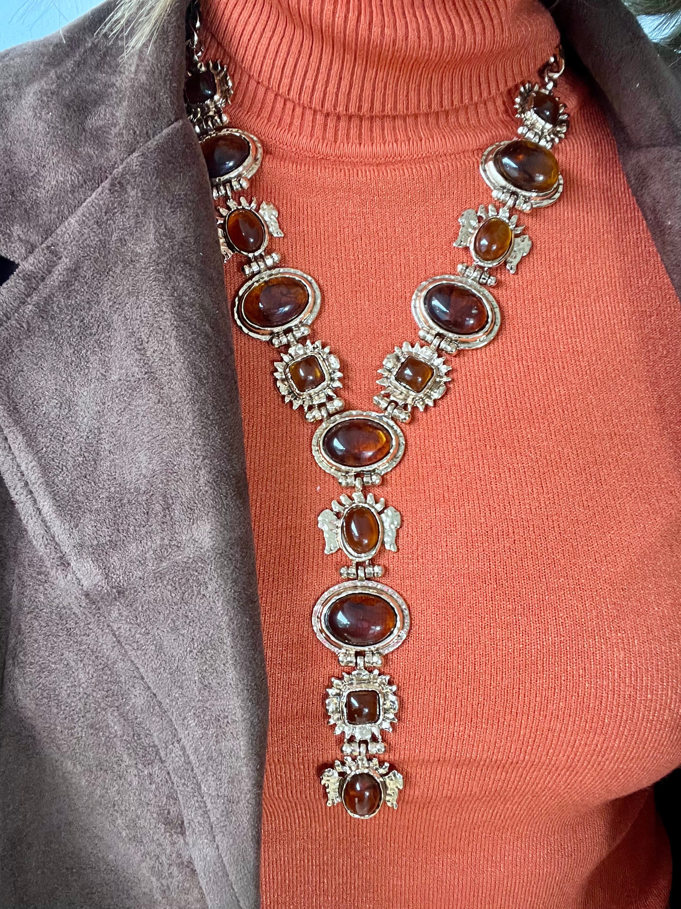 Collana scollo a V marrone