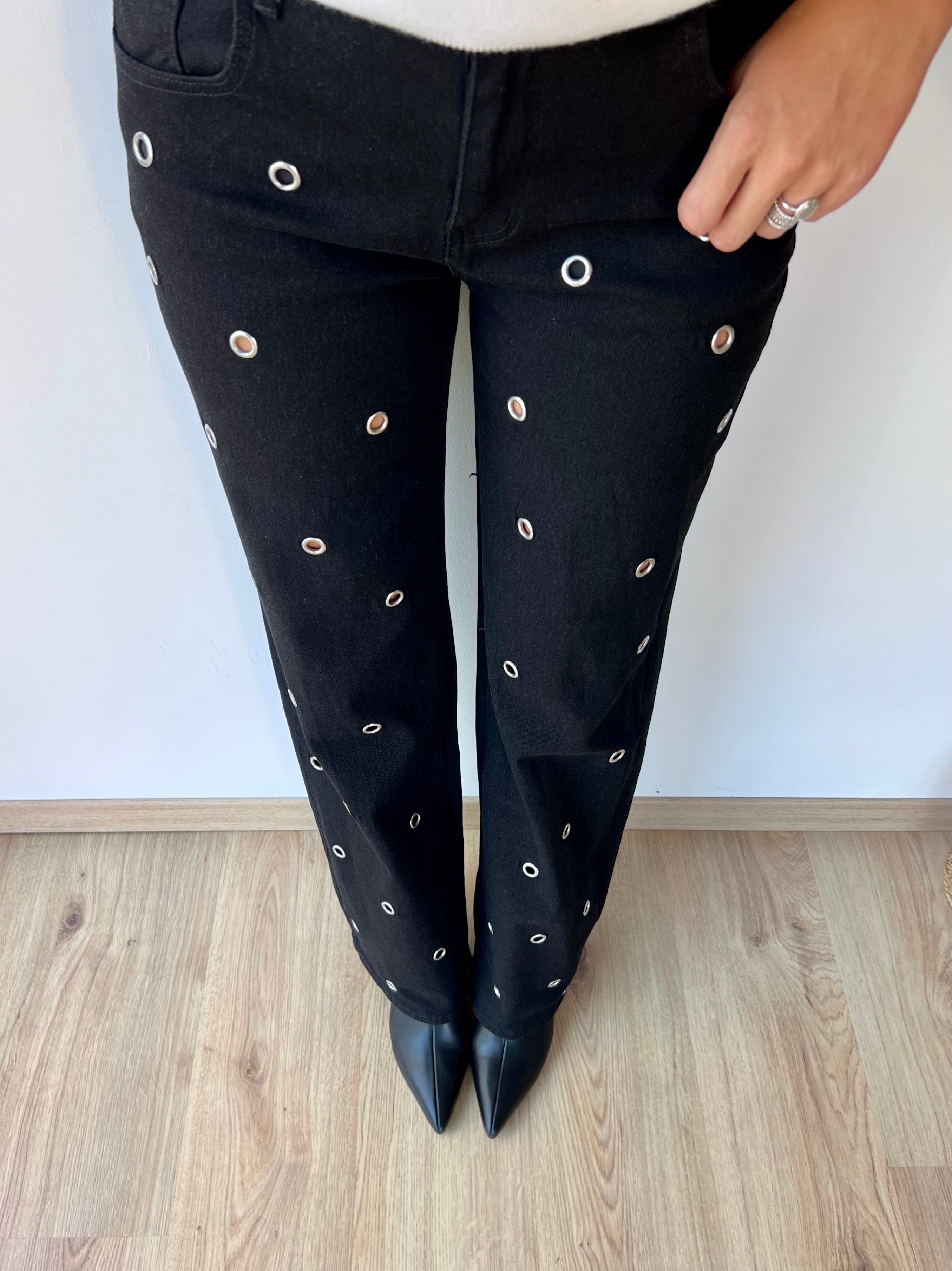 Jeans a palazzo nero con occhielli