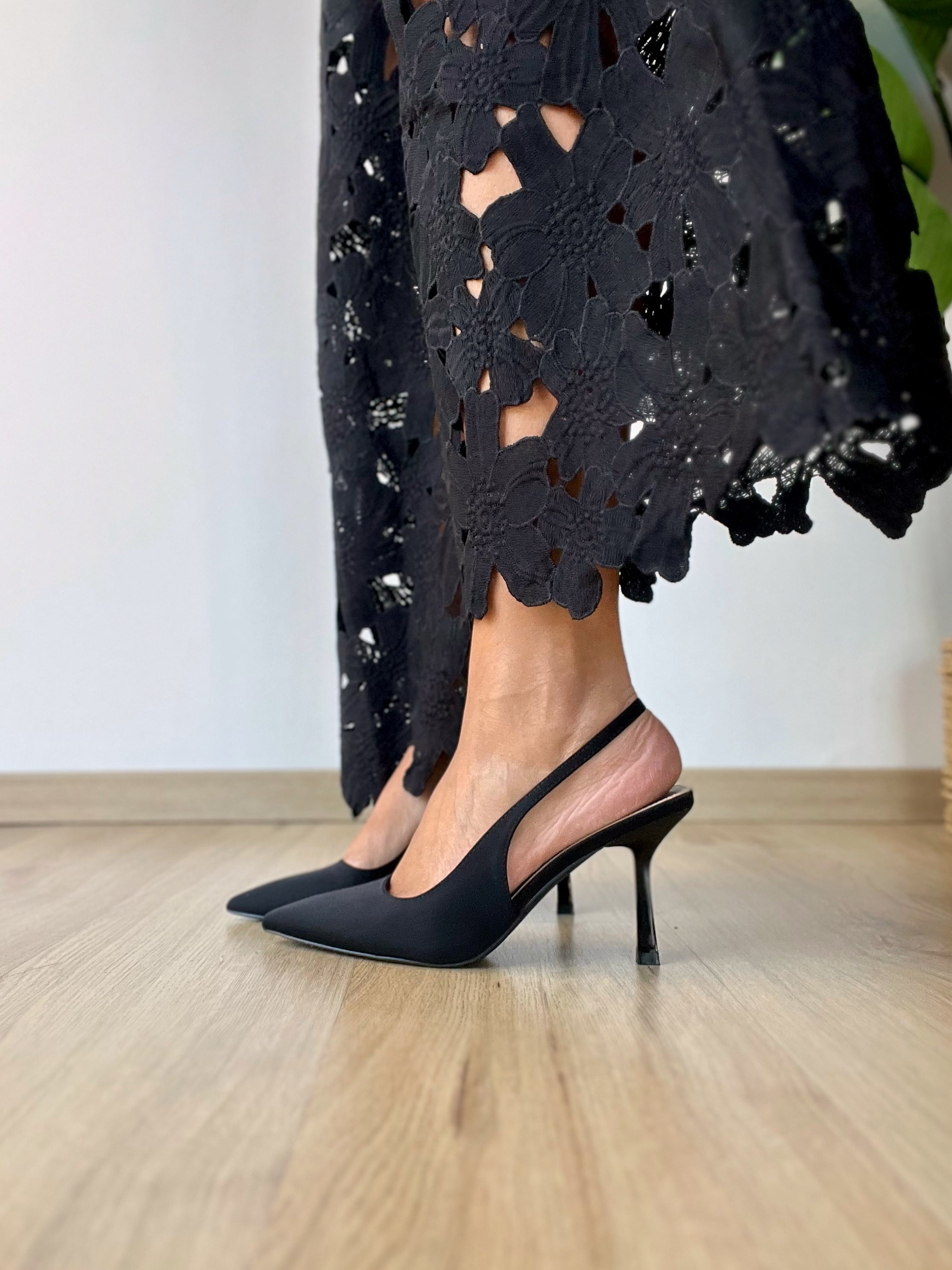 Décolleté in tessuto nero