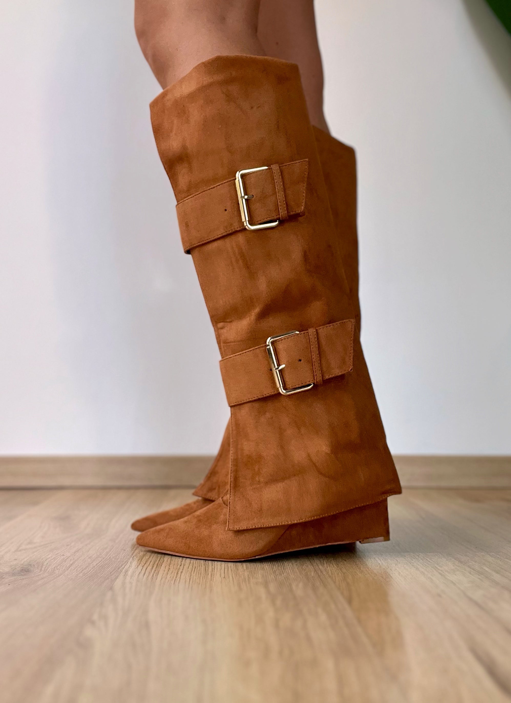 Stivale in camoscio cammello con fibie