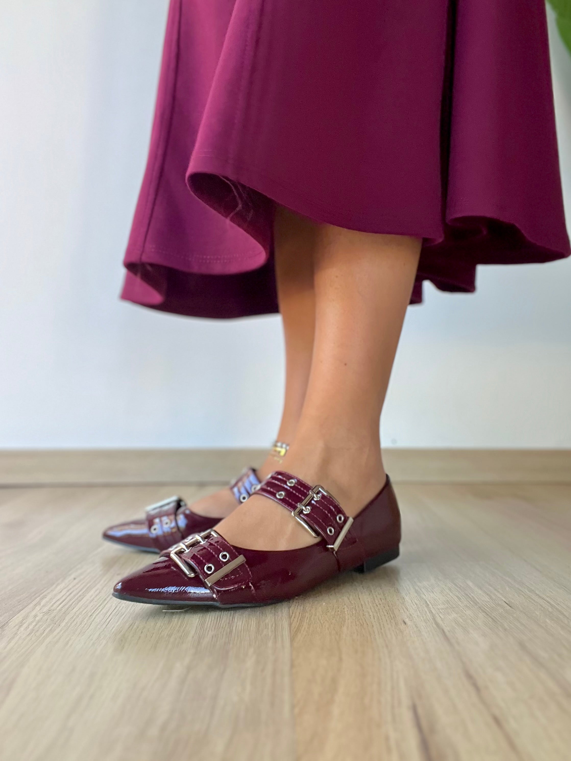 Ballerina a punta in vinile con fibbie