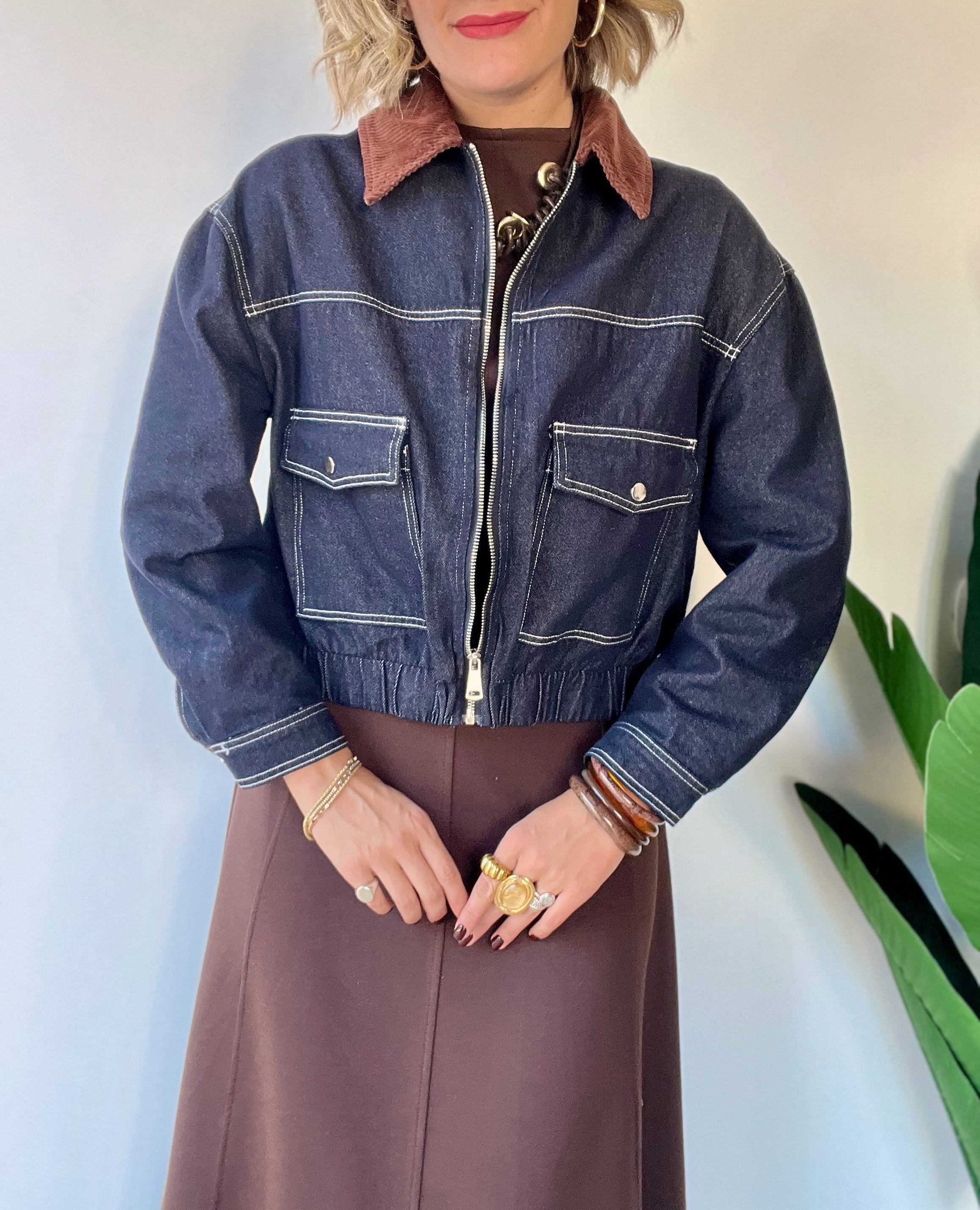 Giubbottino crop in jeans con colletto a costine