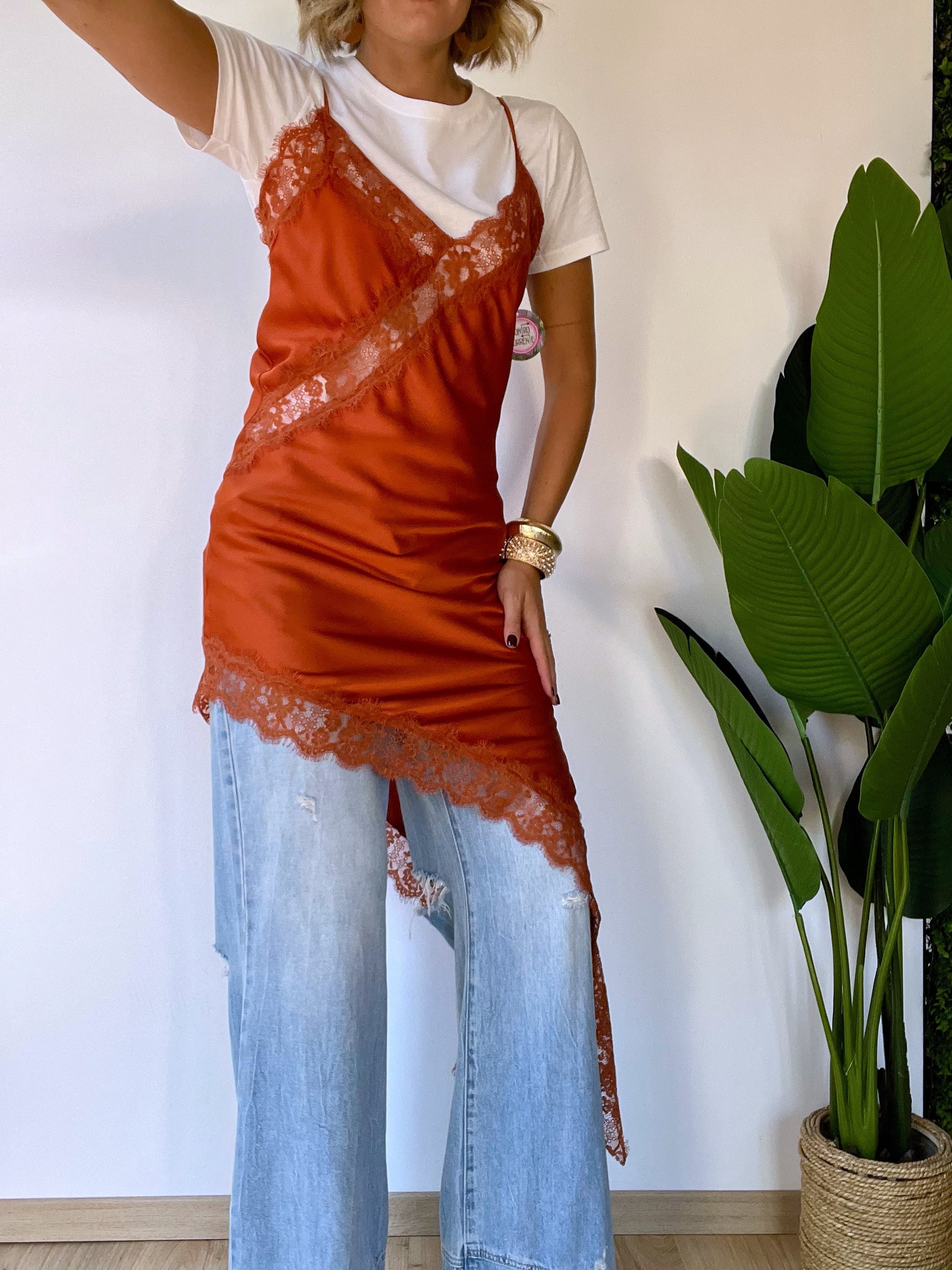 Top/vestito in raso assimetrico con pizzo