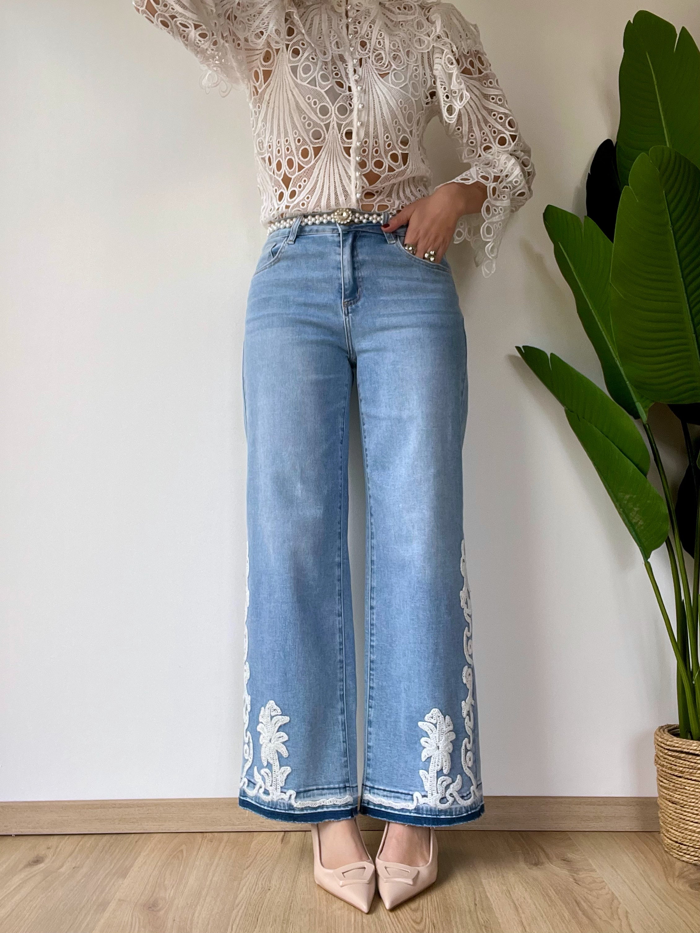 Jeans chiaro a palazzo con dettaglio ricamato
