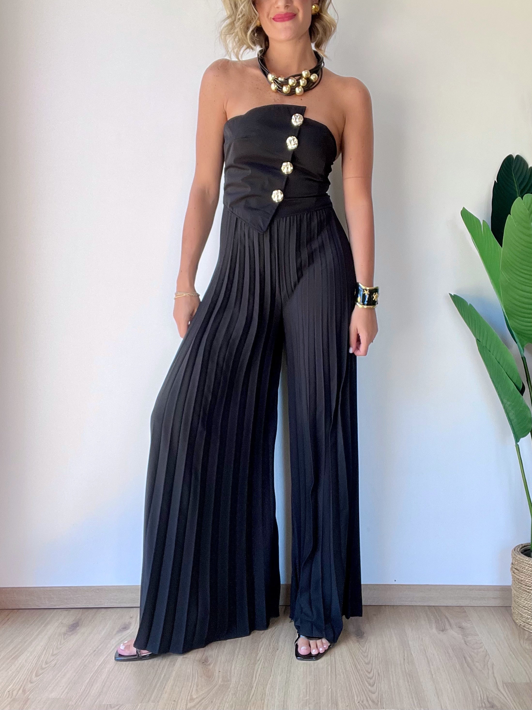 Tutone con pantalone plissettato nero