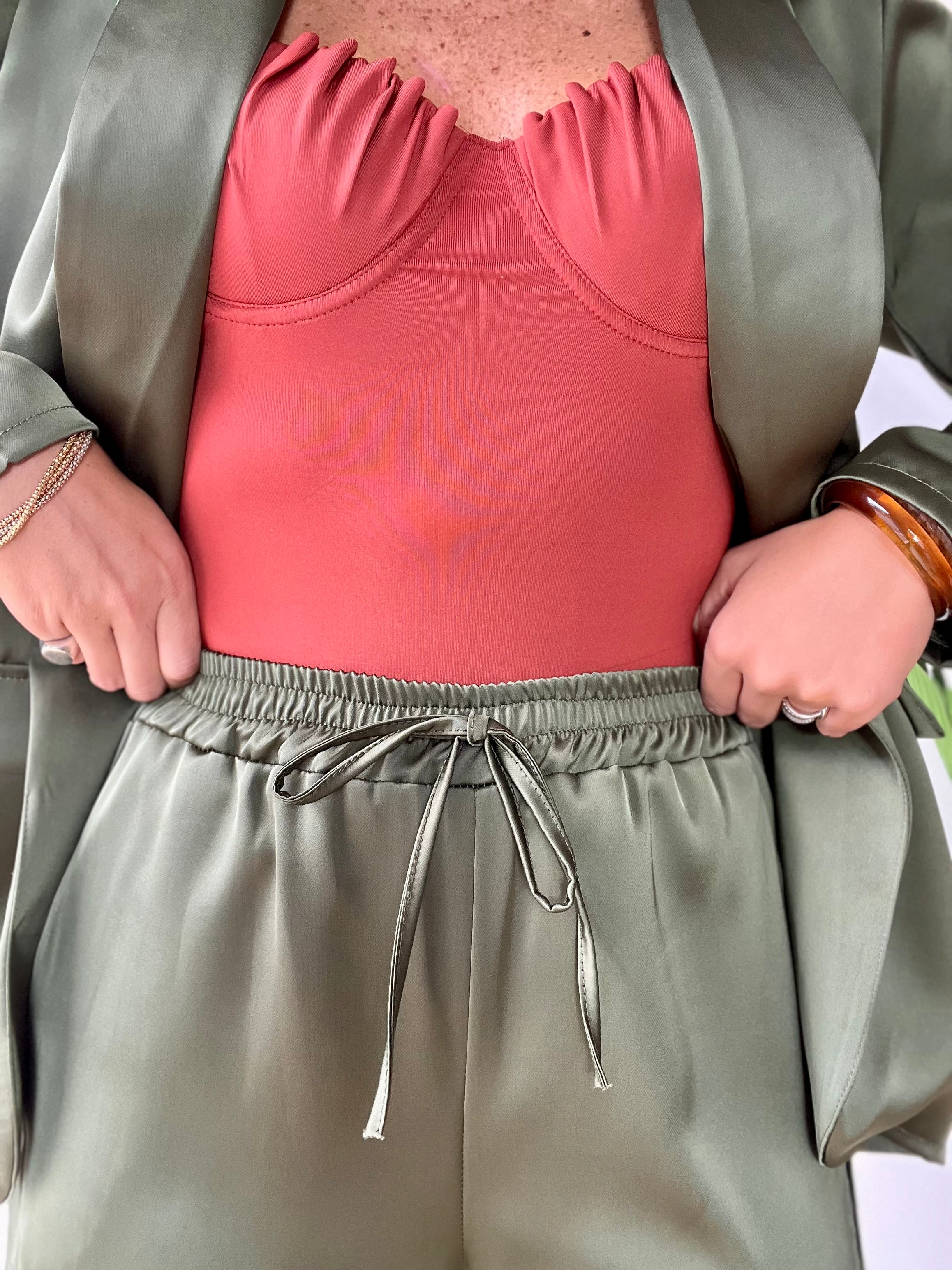 Tailleur con cintura in raso verdone