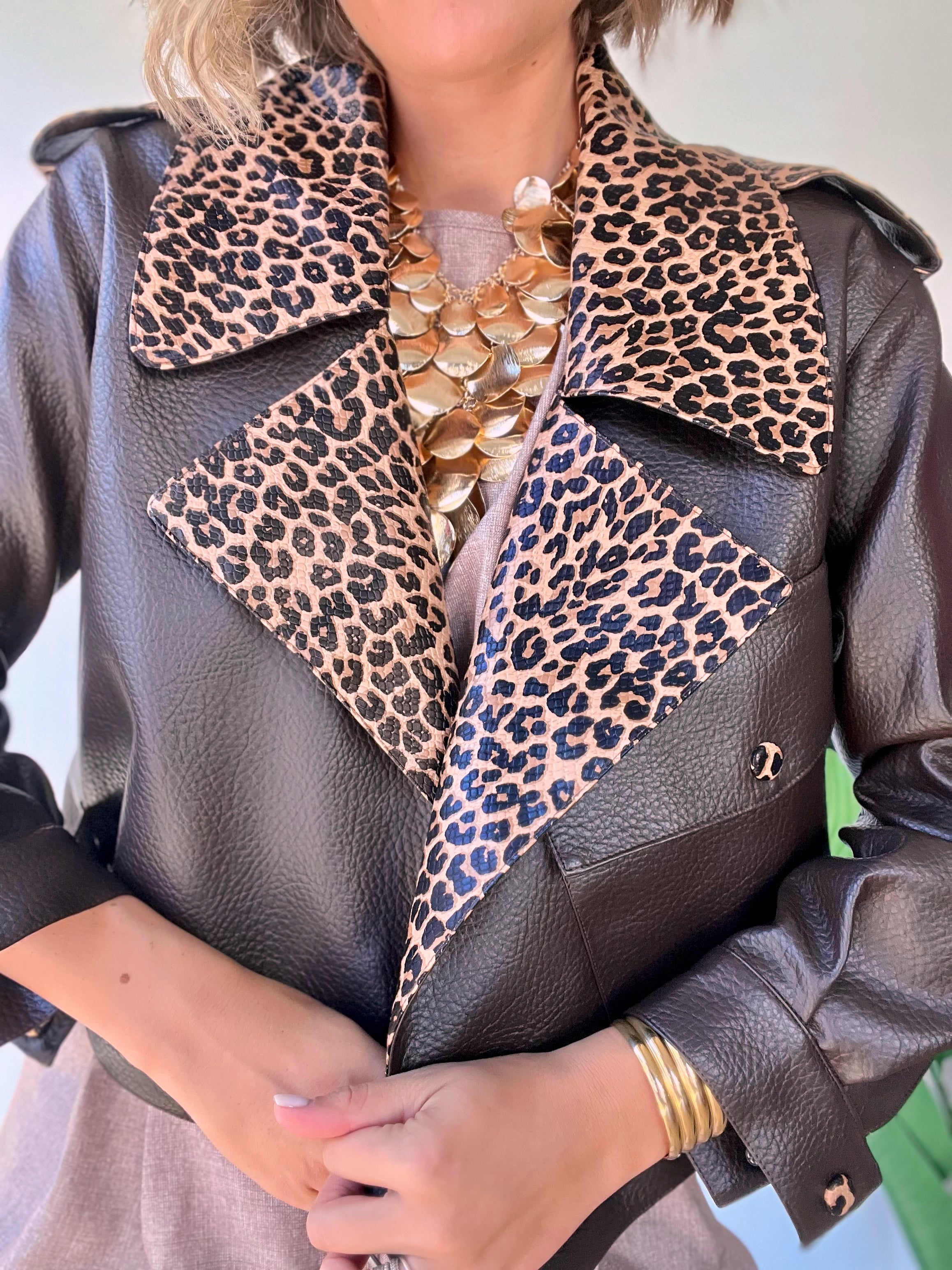 Chiodo in ecopelle con dettagli animalier