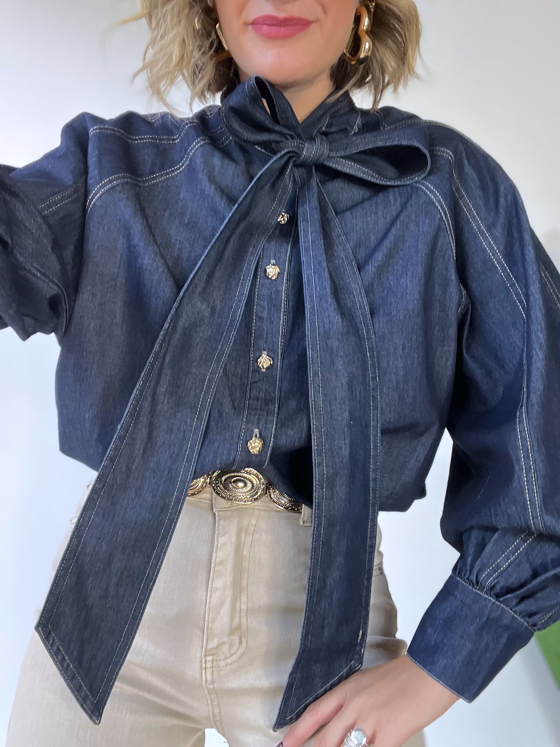 Camicia in denim scuro con collo fiocco