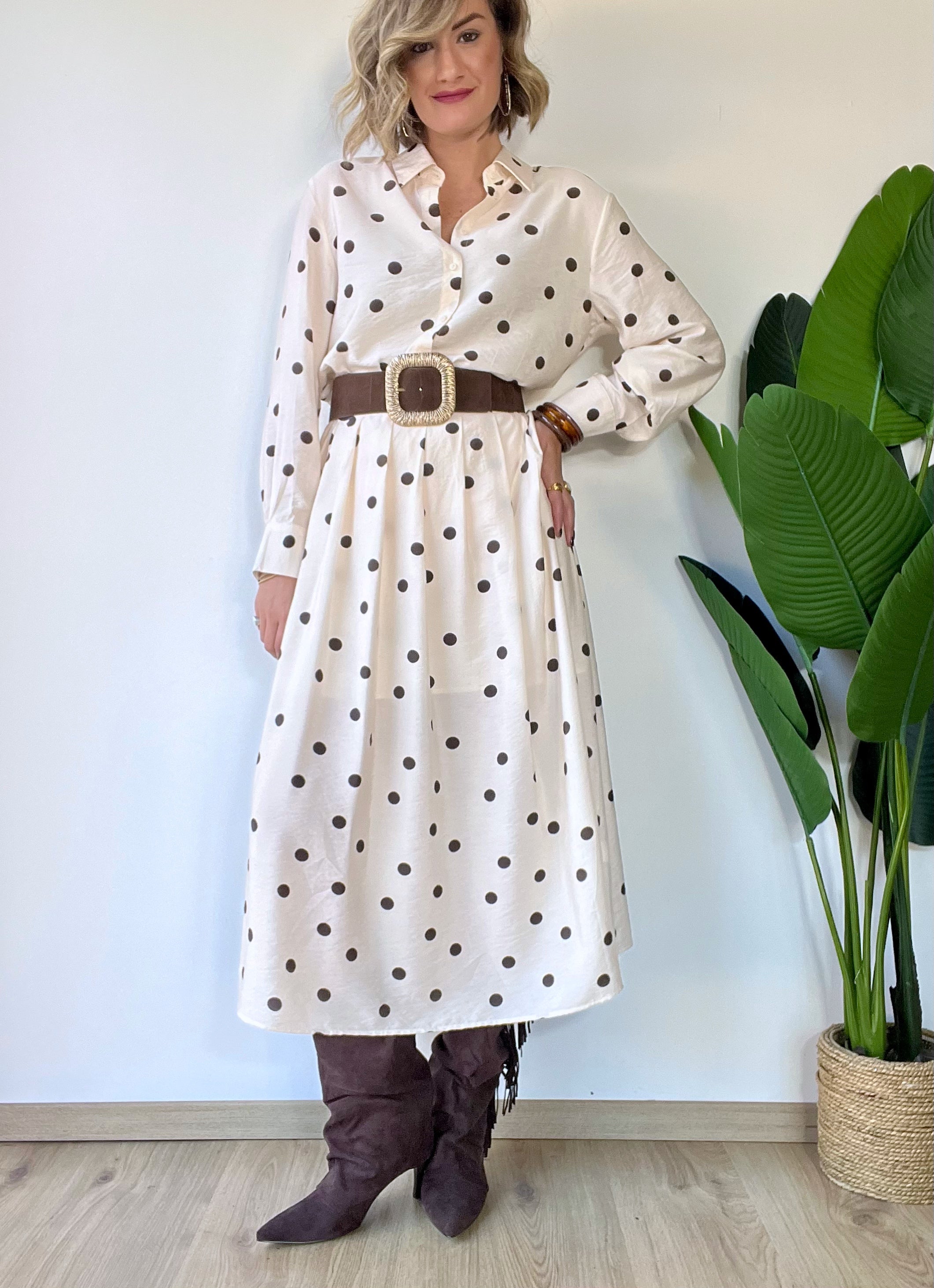 Coordinato beige con camicia e gonna a pois marrone