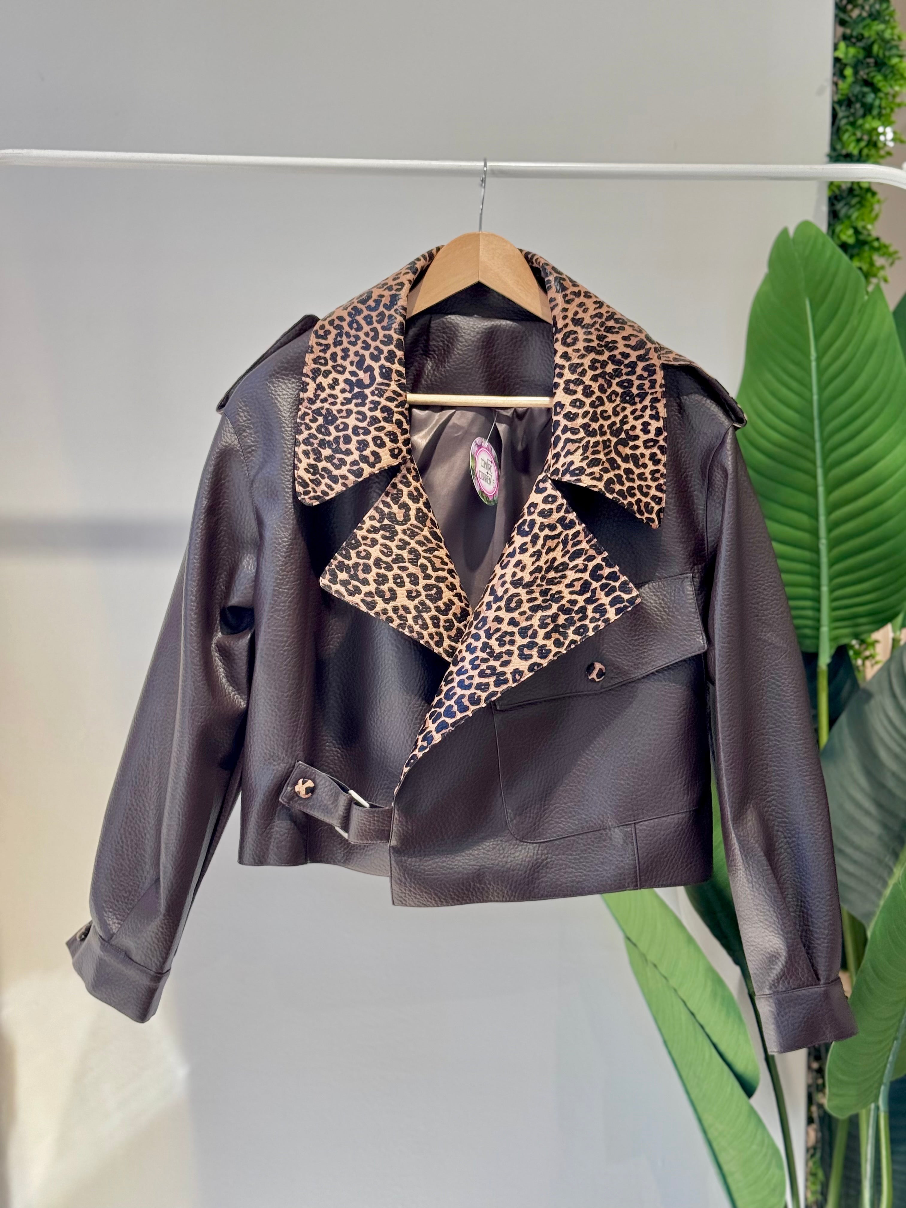 Chiodo in ecopelle con dettagli animalier