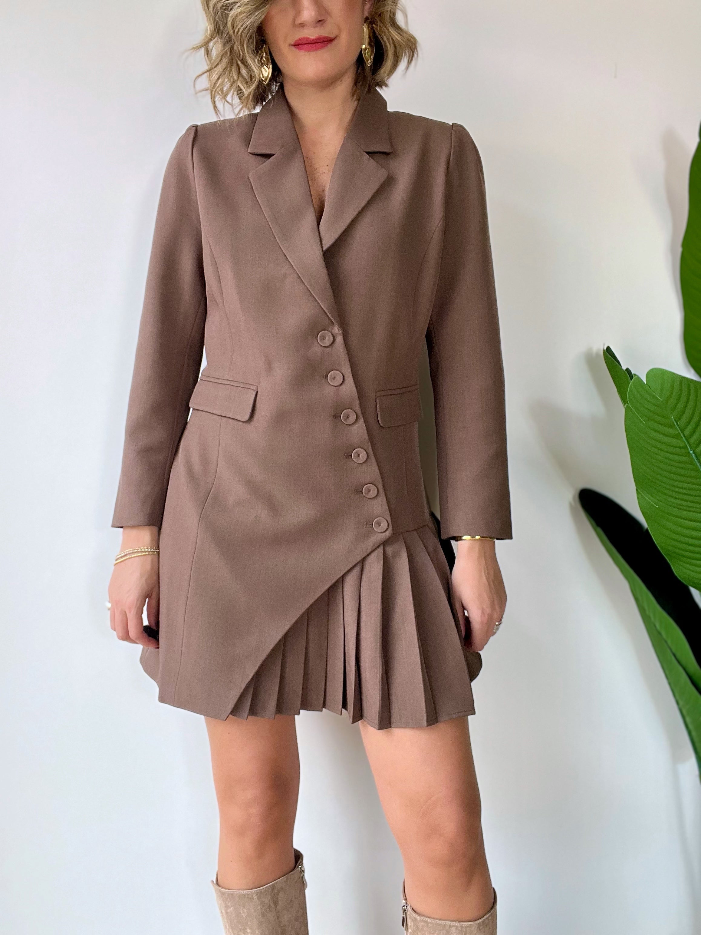 Abito giacca con finta gonna plissettata