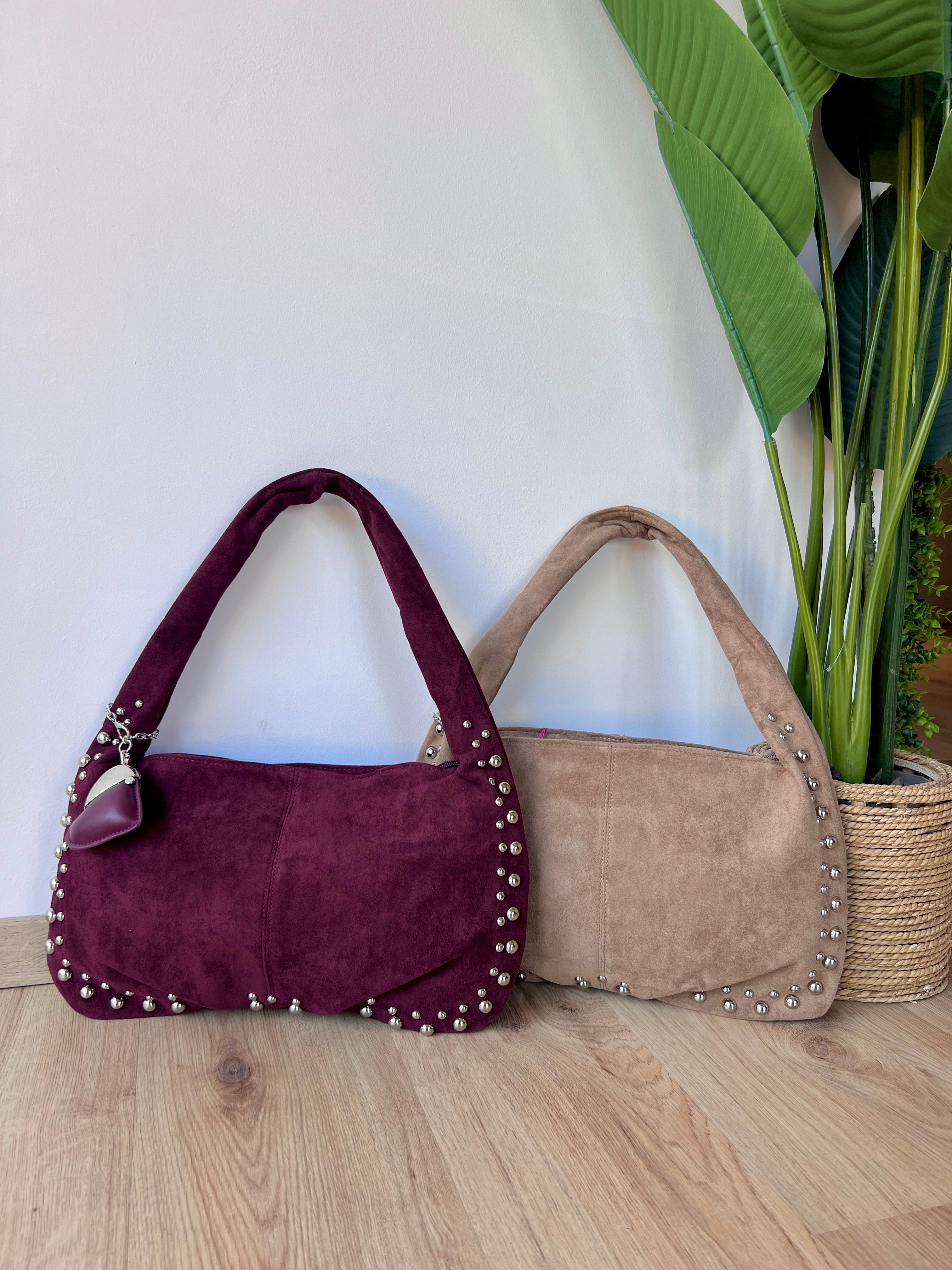 Borsa scamosciata con borchie