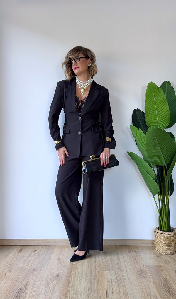 Tailleur nero con stringhe laterali