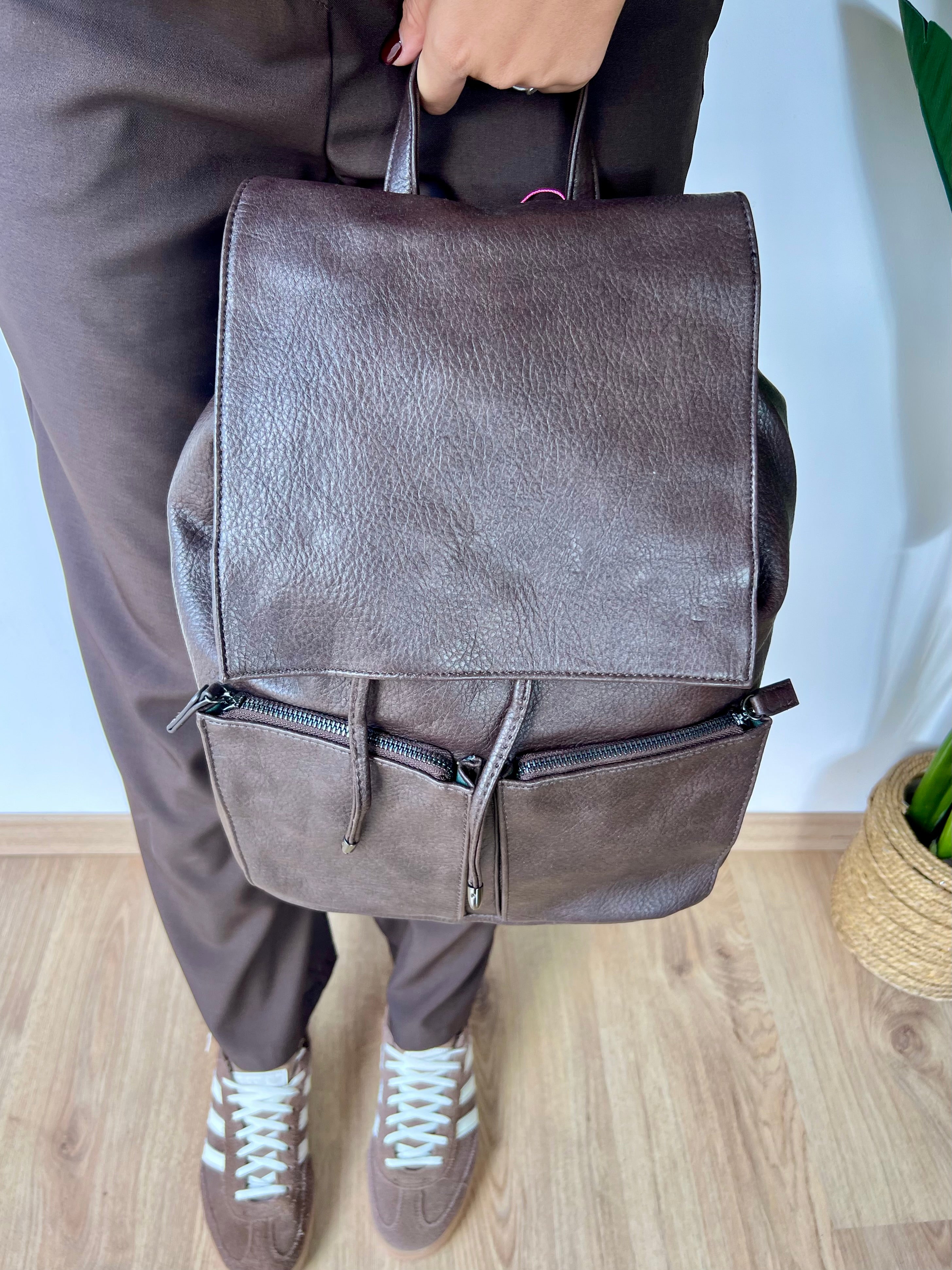 Zaino in ecopelle con tasche
