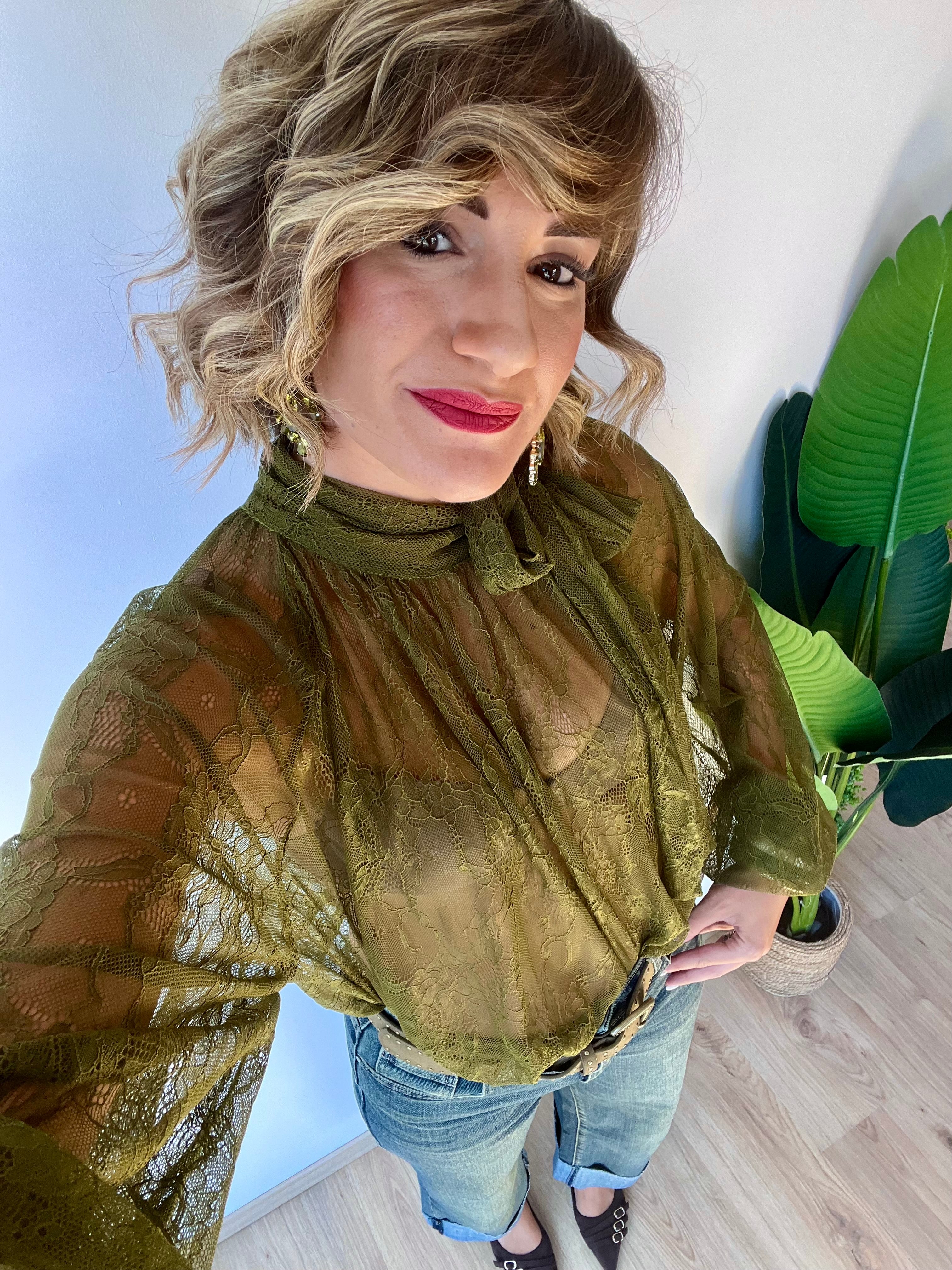 Camicia in pizzo con fiocco sul collo