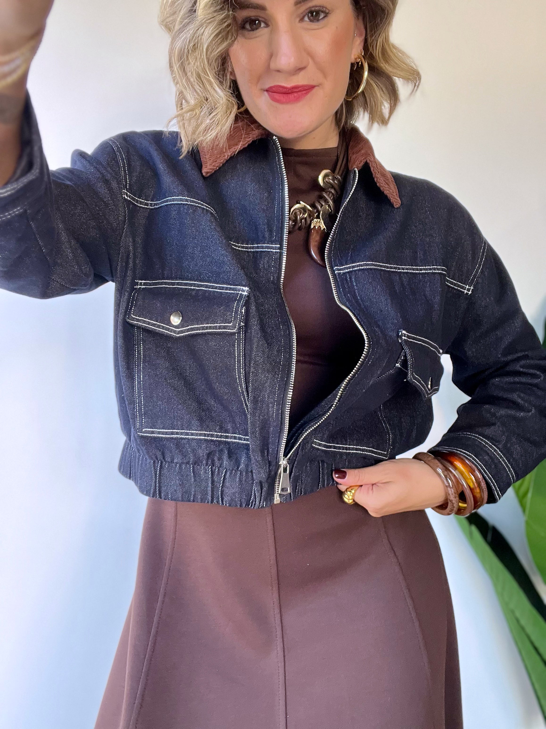 Giubbottino crop in jeans con colletto a costine