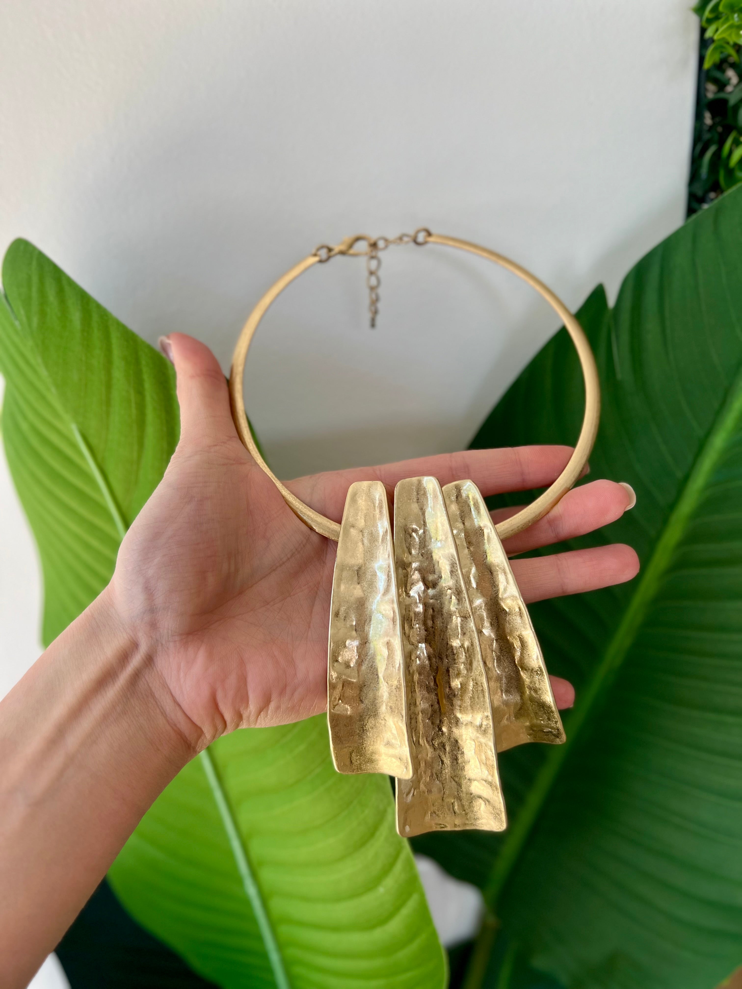 Collana rigida in oro opaco