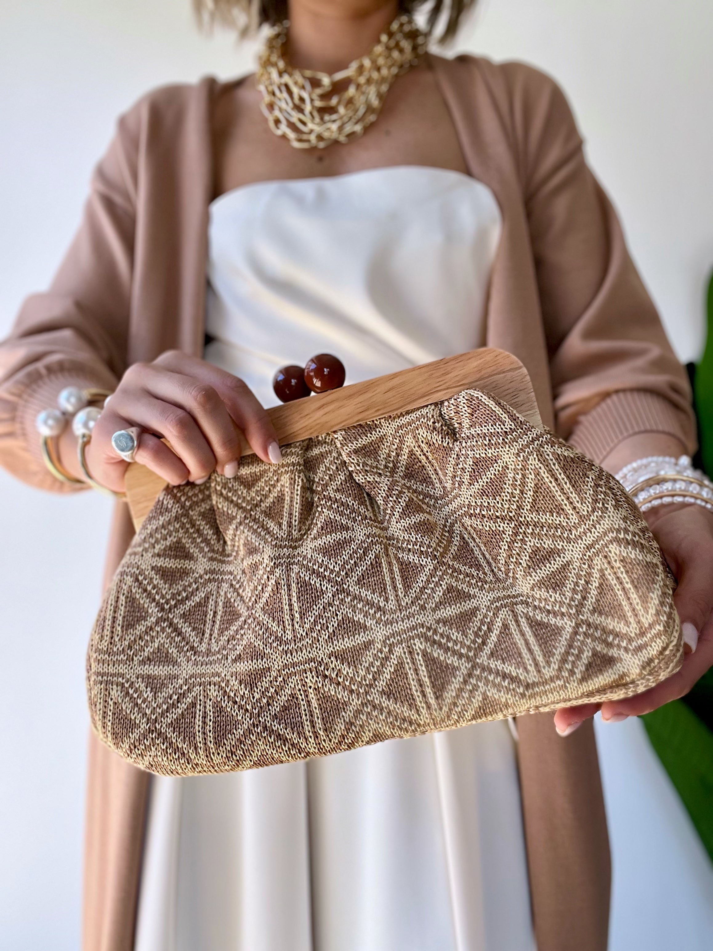 Pochette a fantasia con manico in legno