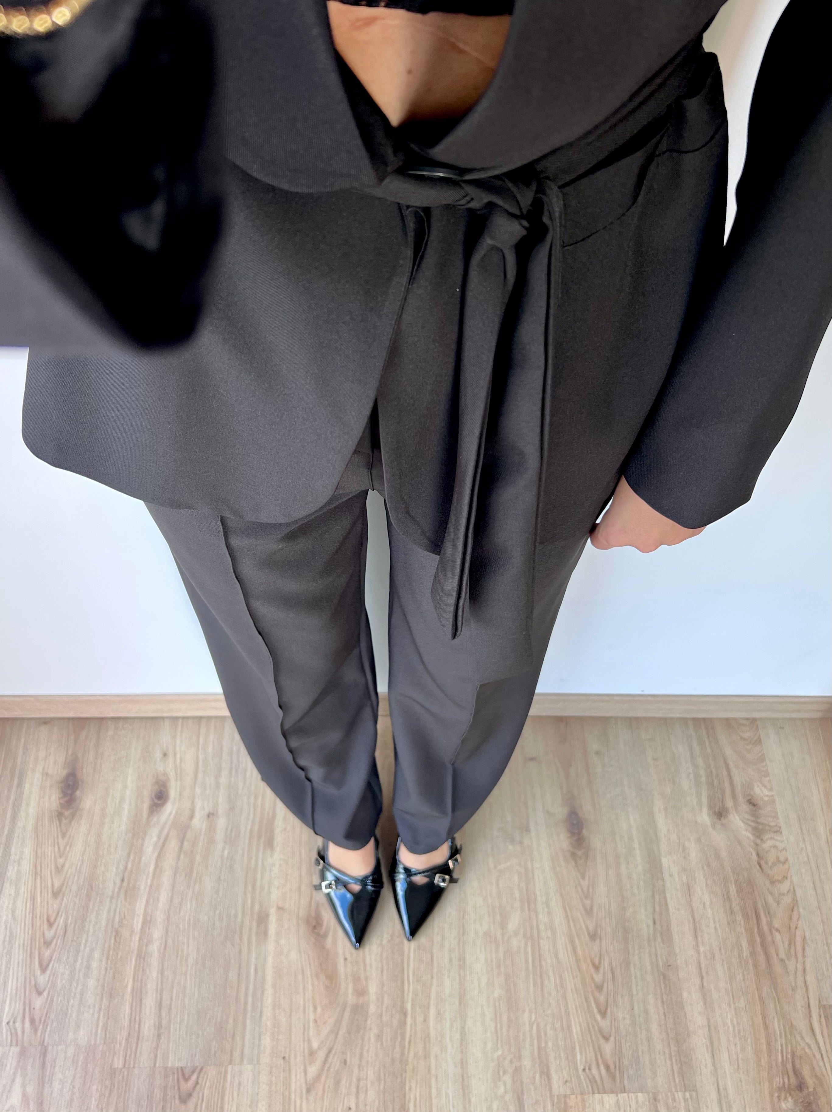 Tailleur nero con blazer kimono annodato