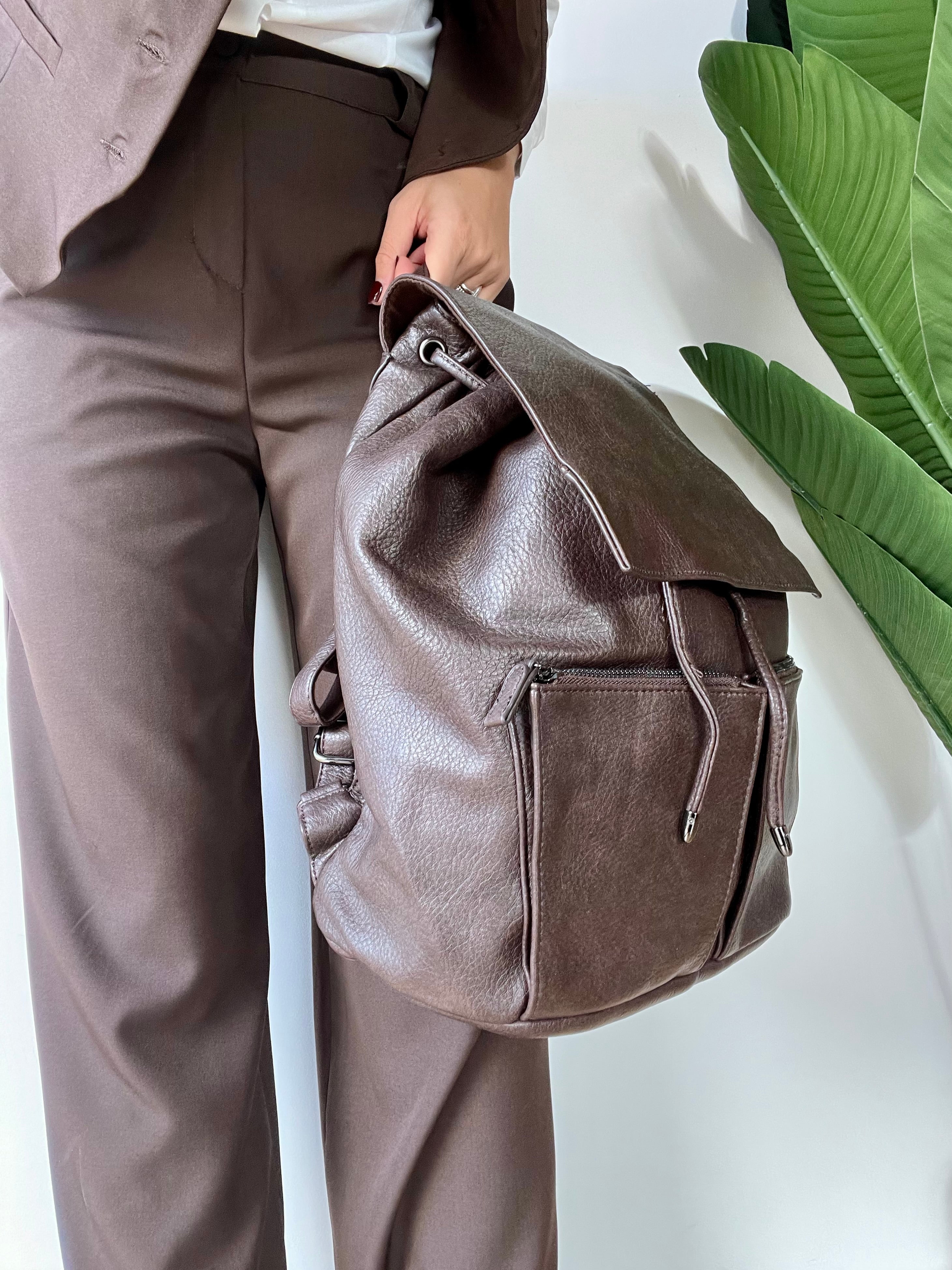 Zaino in ecopelle con tasche