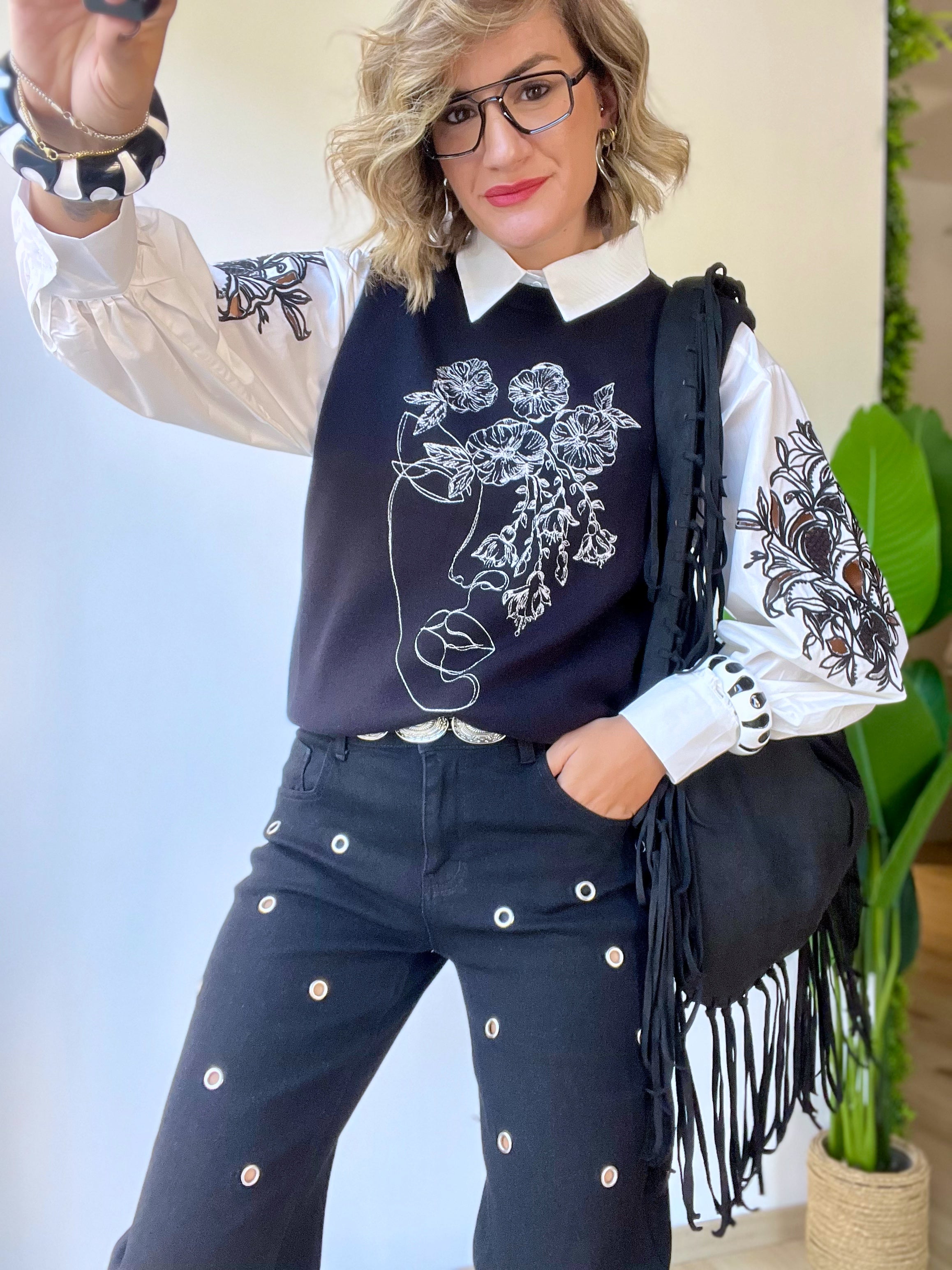 Camicia bianca con maniche ricamate