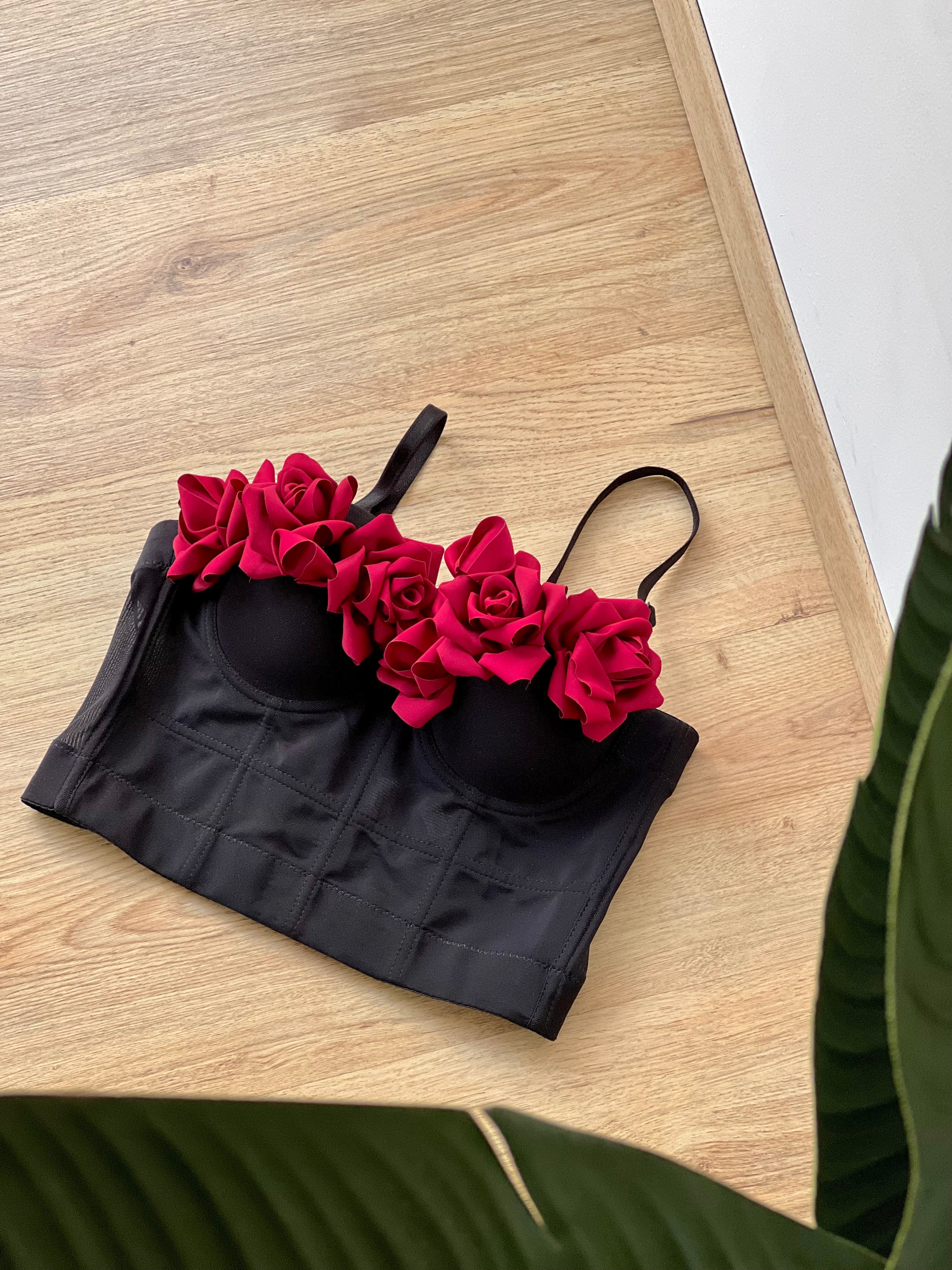 Corpetto nero strutturato con rose bordeaux