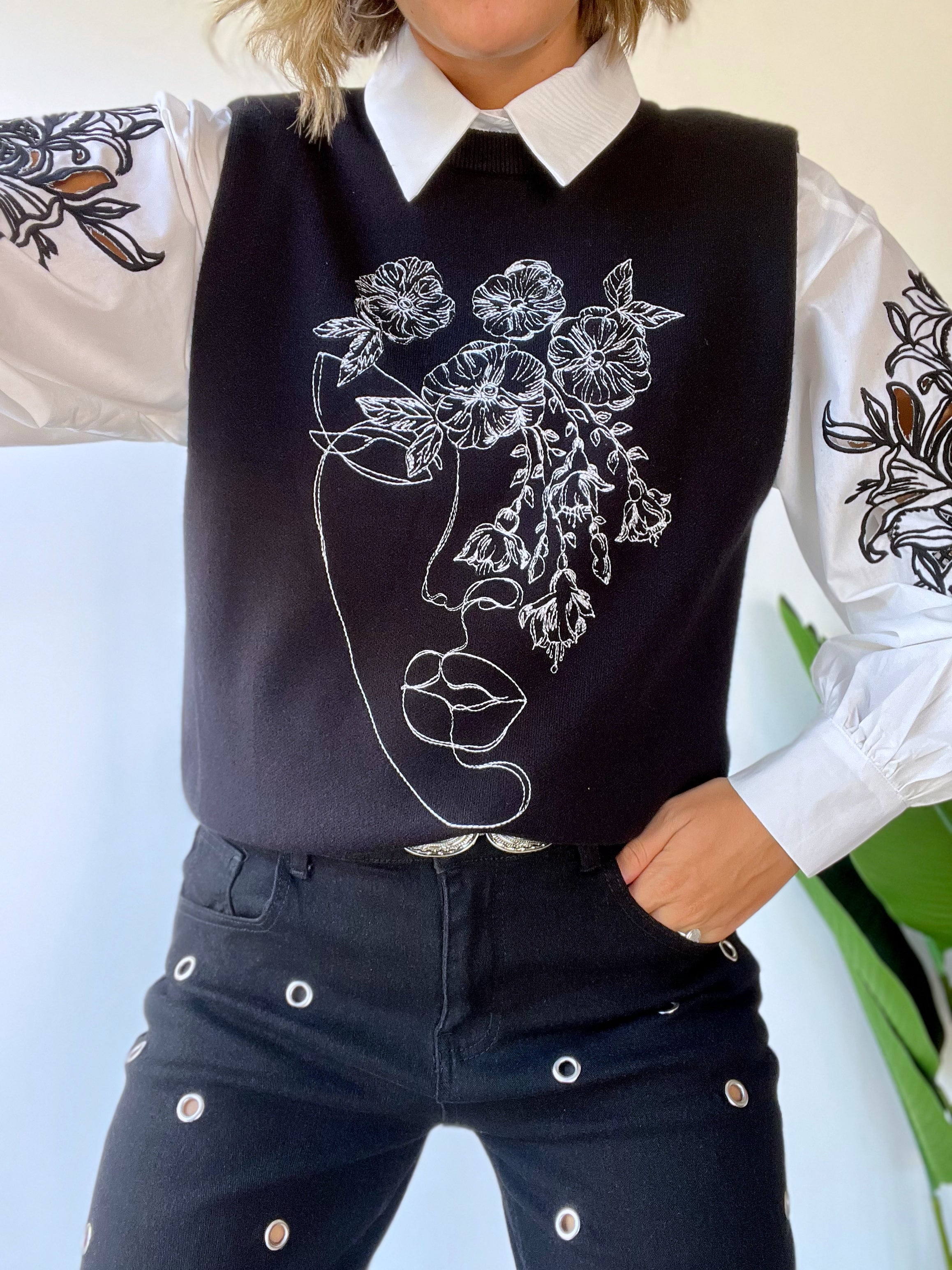 Gilet in maglina con volto ricamato