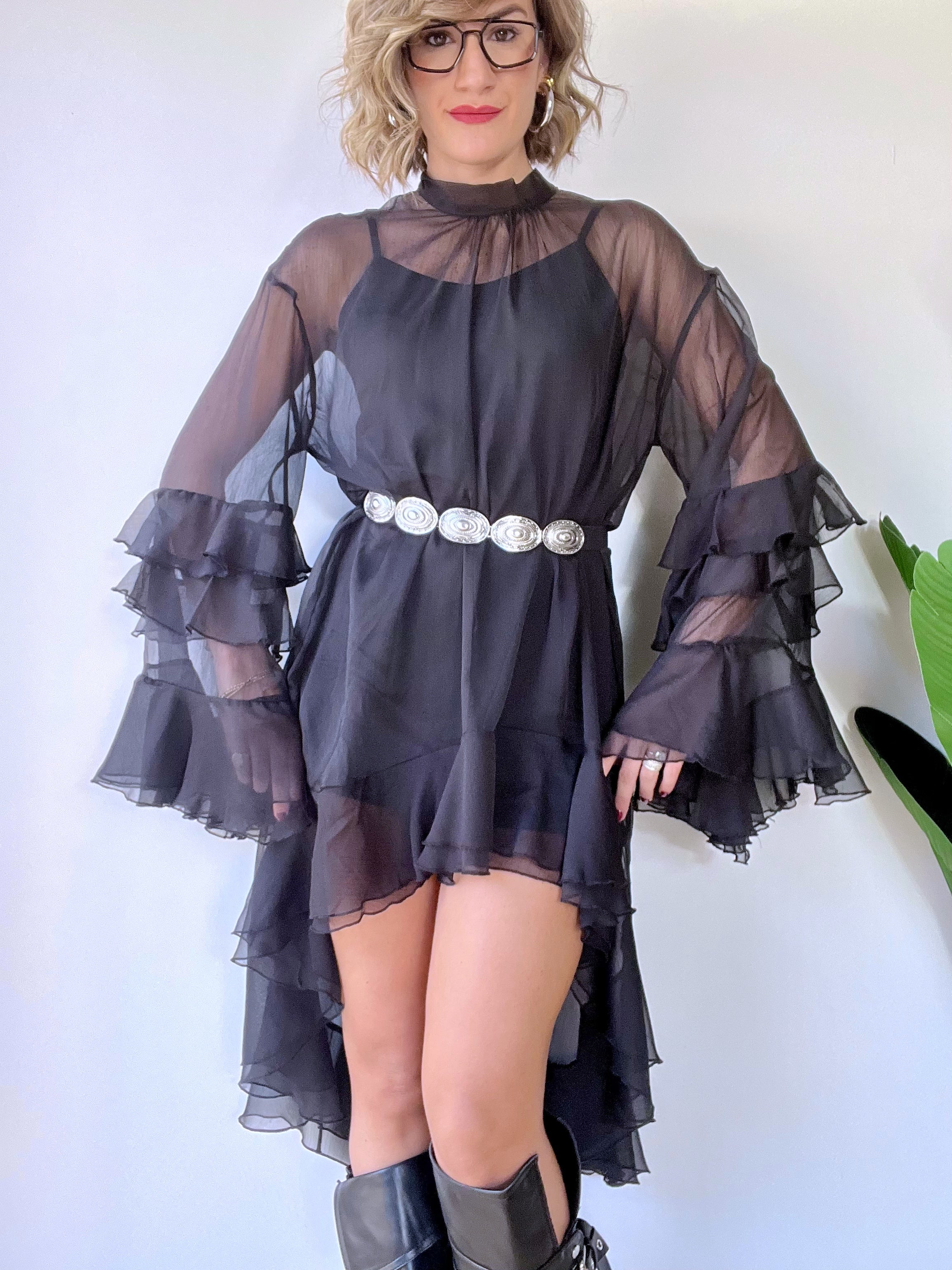 Vestito in velo nero corto avanti e più lungo sul retro