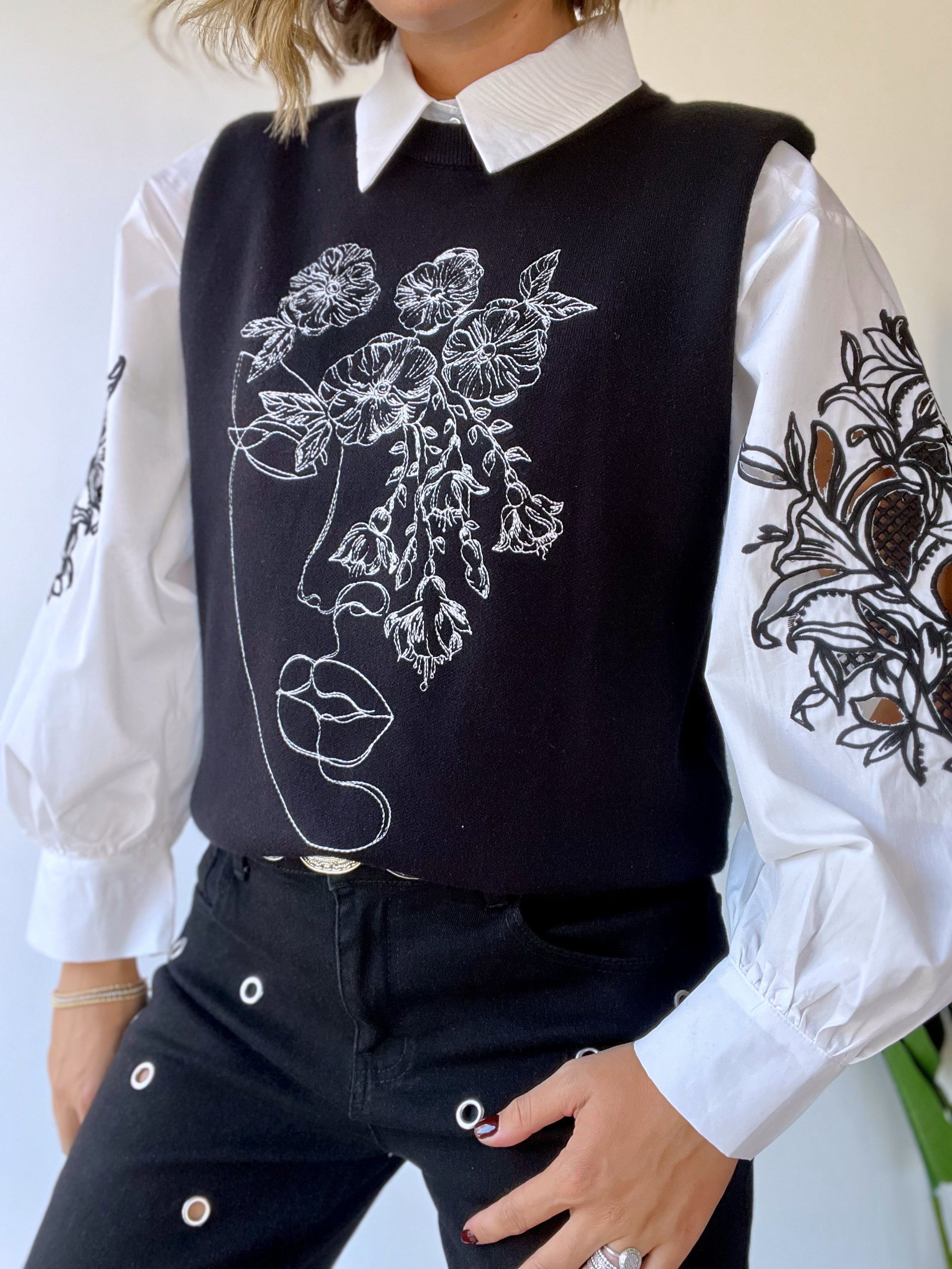 Gilet in maglina con volto ricamato
