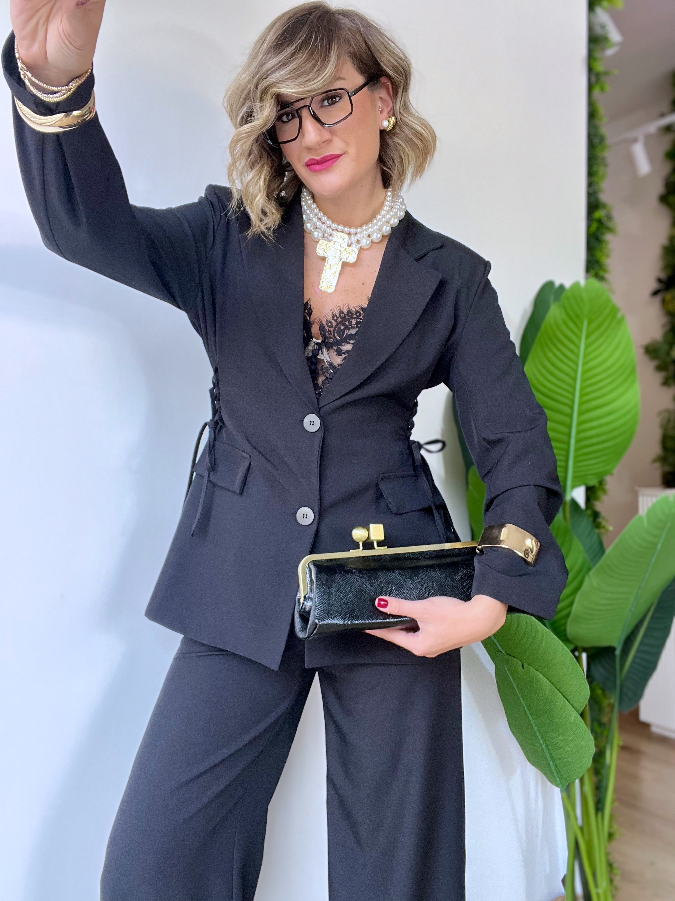 Tailleur nero con stringhe laterali