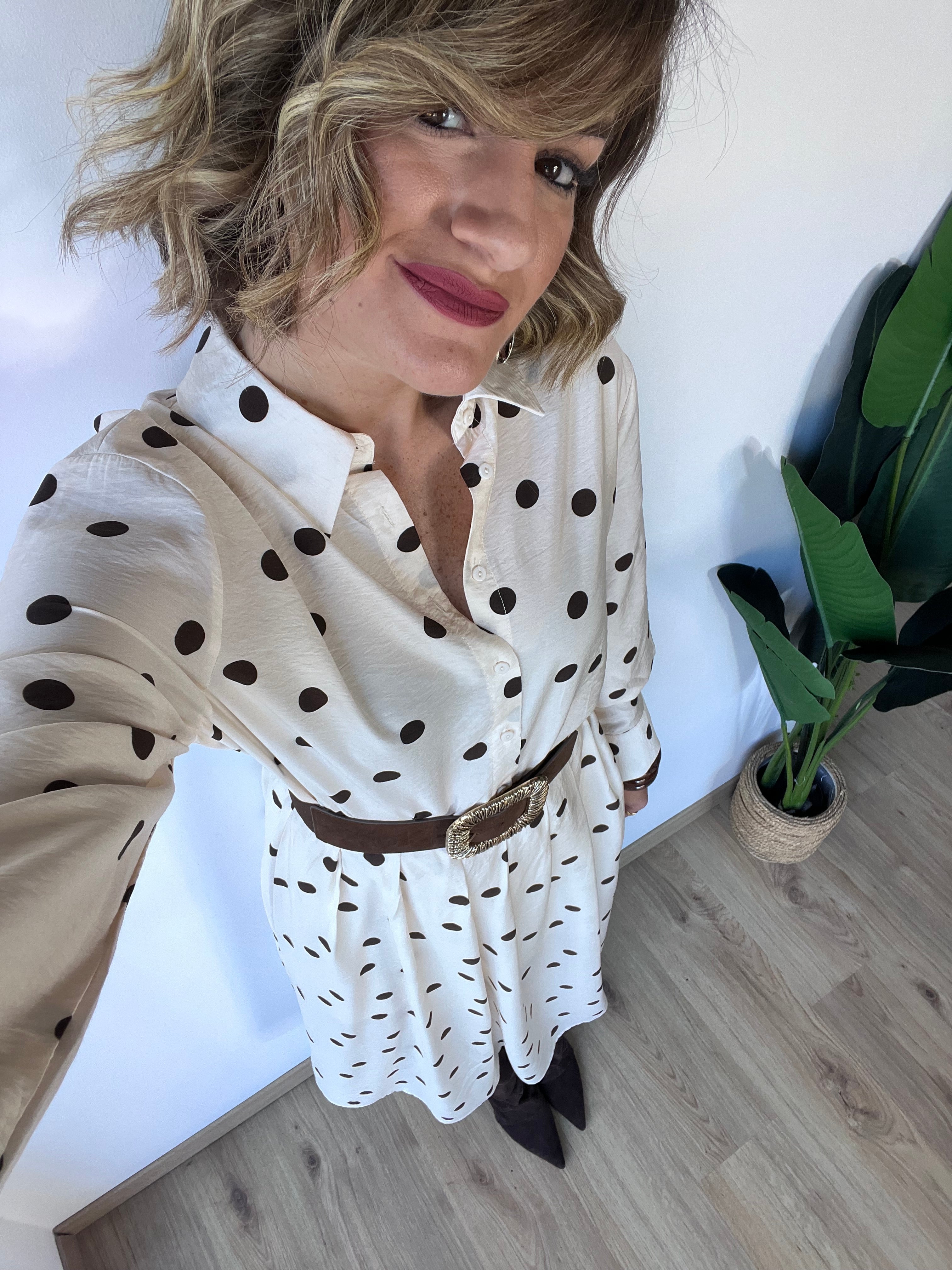 Coordinato beige con camicia e gonna a pois marrone