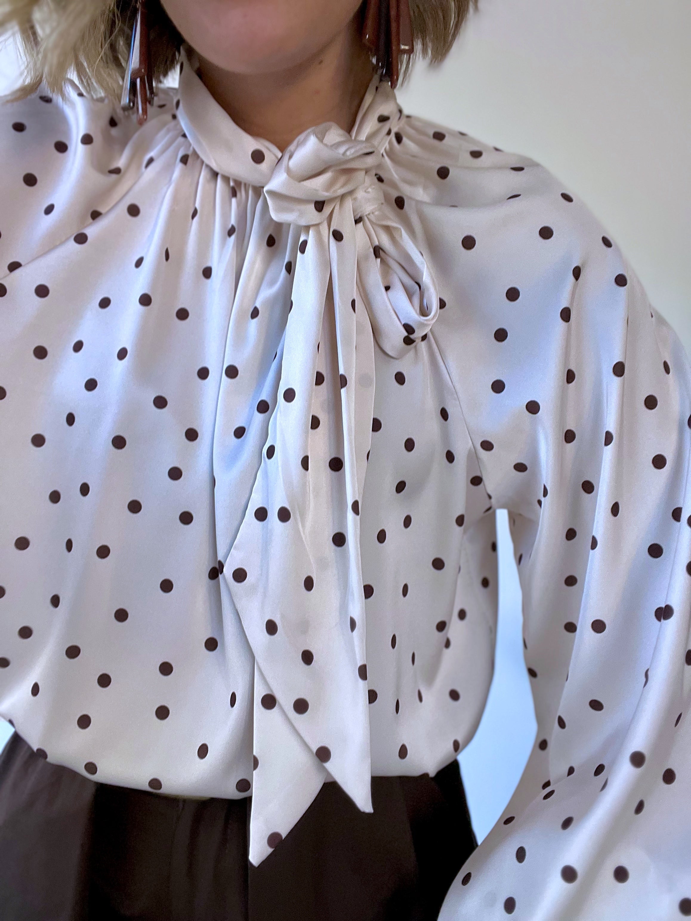 Camicia a pois marroni con manica a palloncino