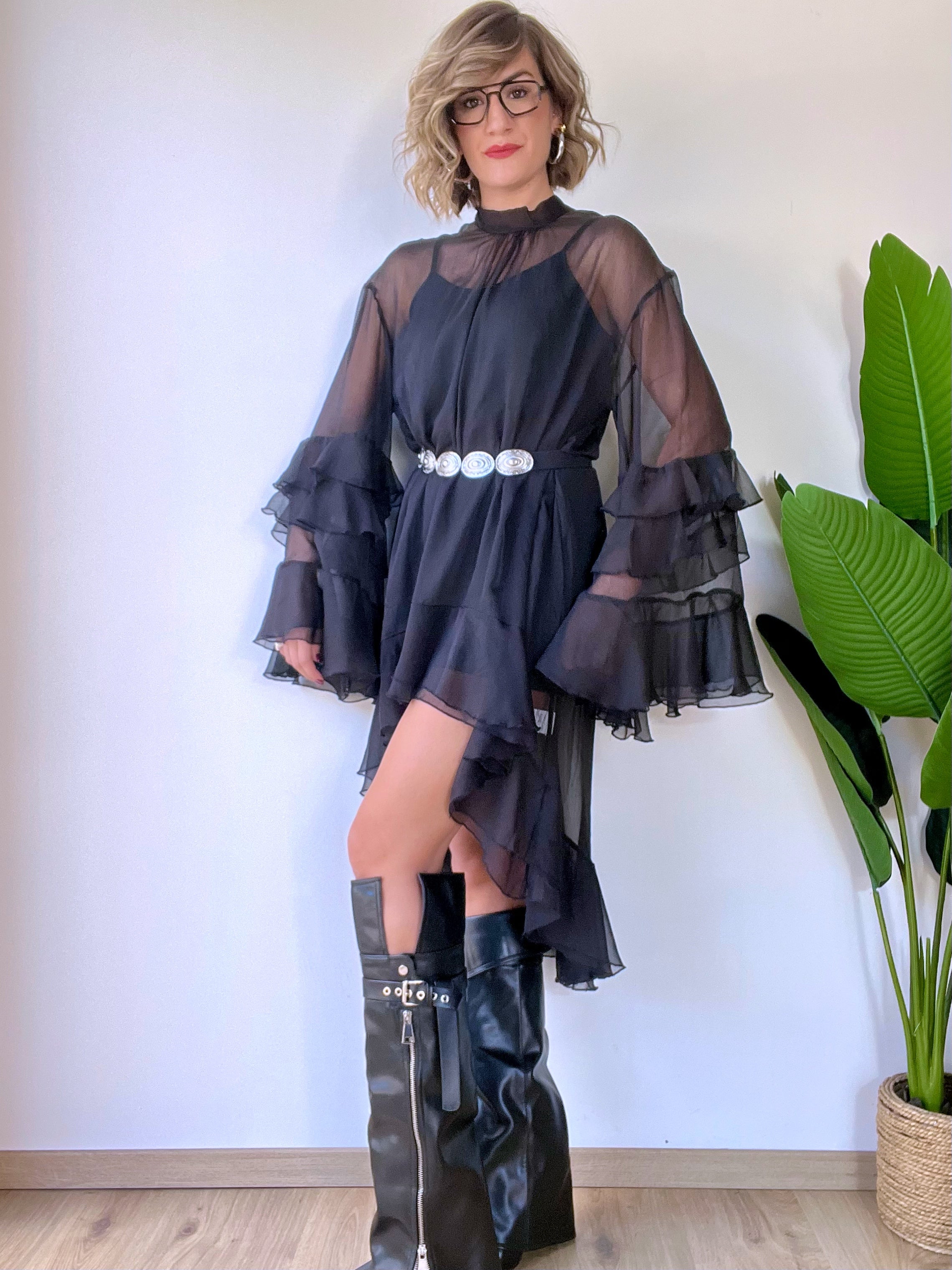 Vestito in velo nero corto avanti e più lungo sul retro