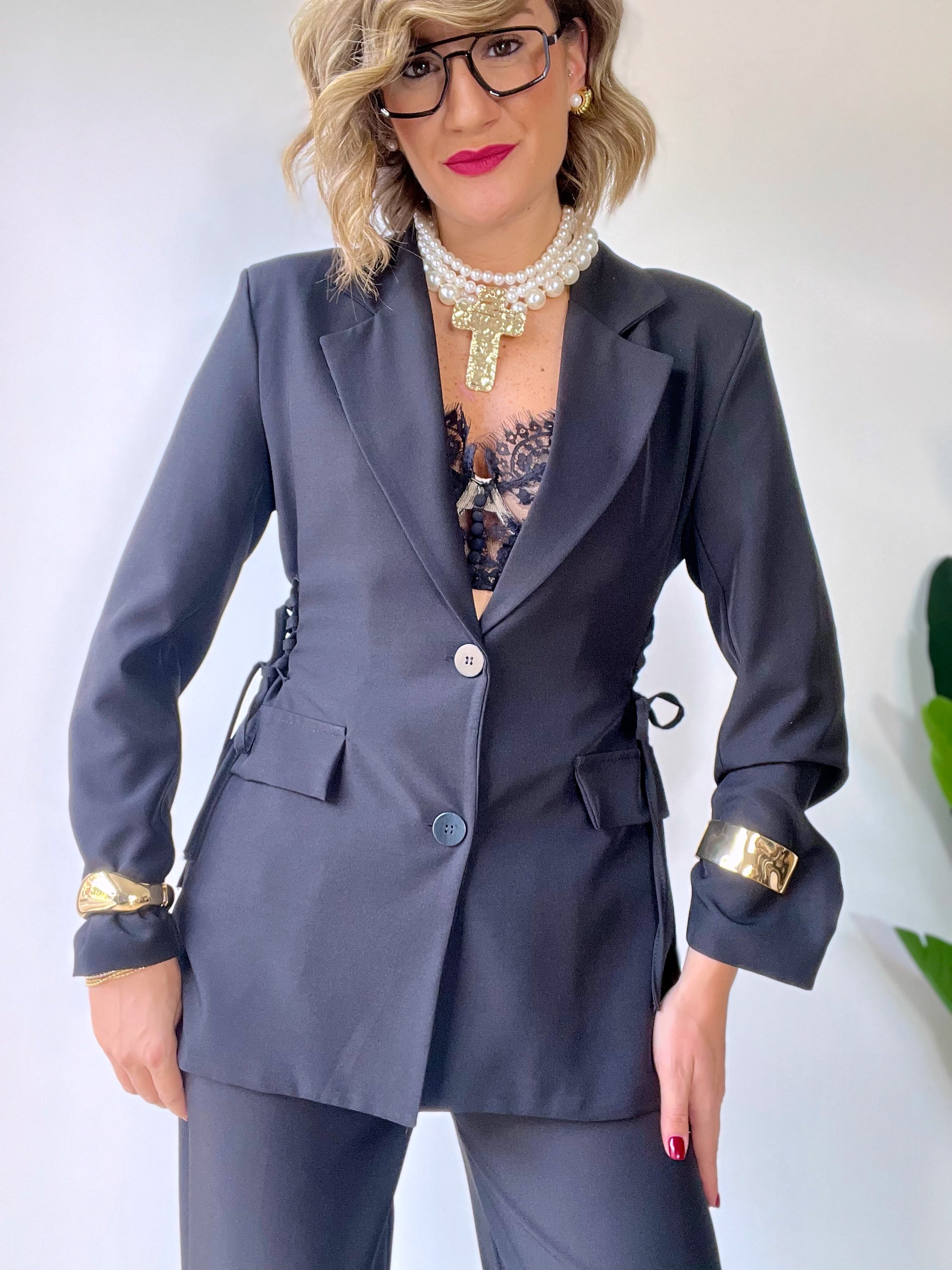 Tailleur nero con stringhe laterali