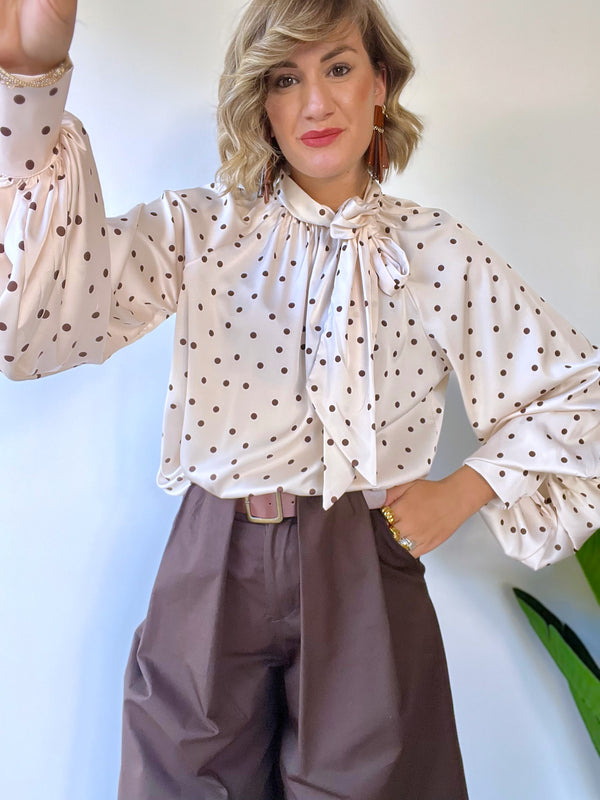 Camicia a pois marroni con manica a palloncino