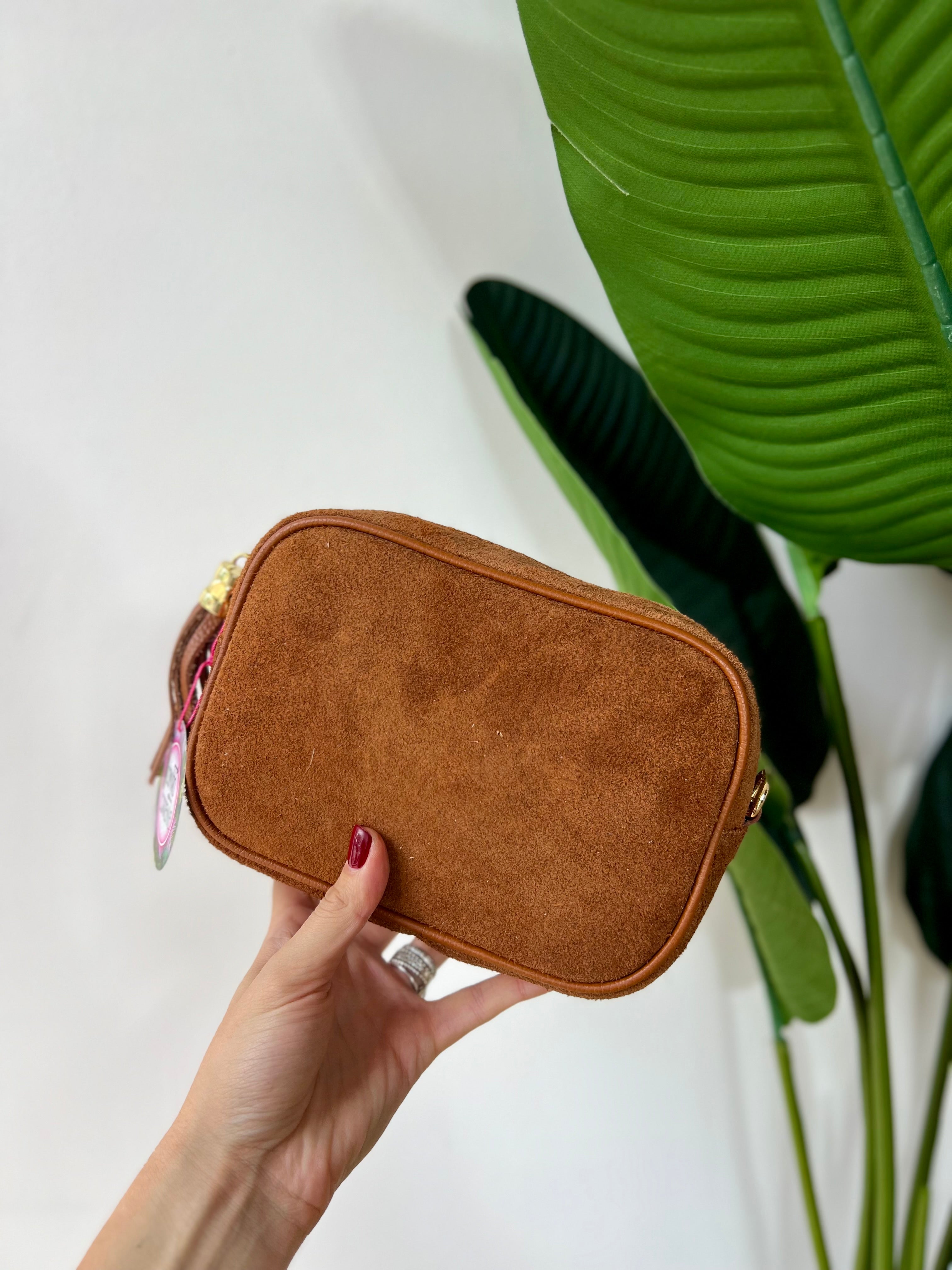 Pochette comoda in camoscio e vera pelle