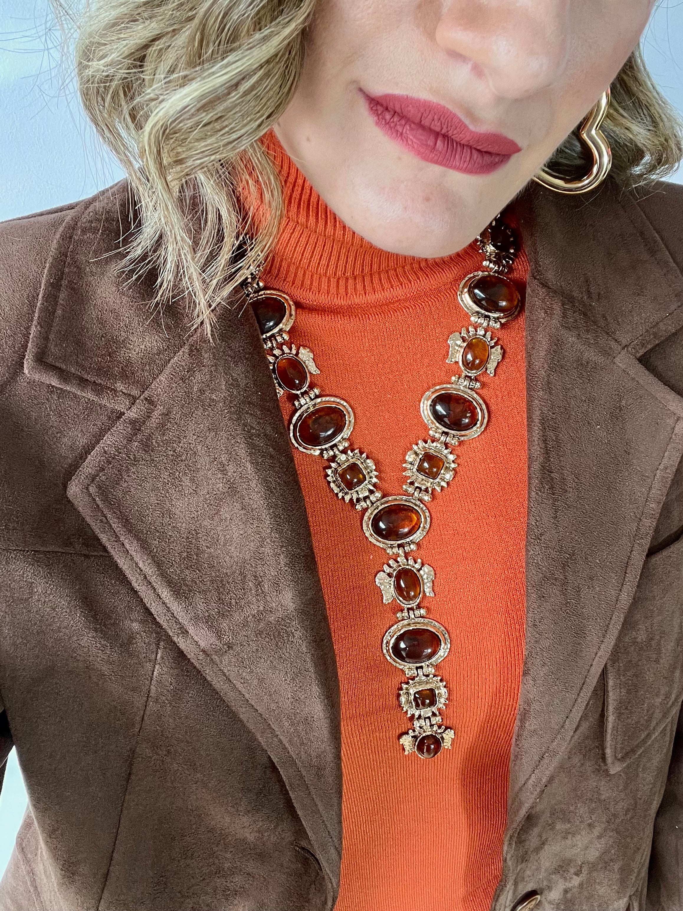 Collana scollo a V marrone