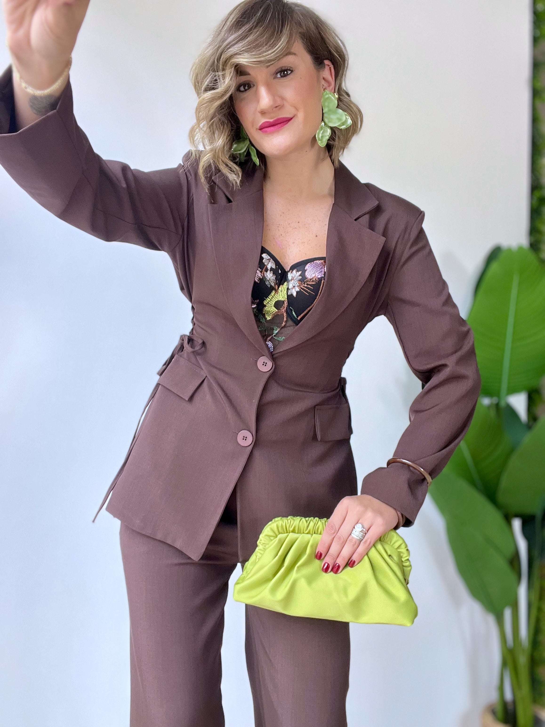 Tailleur marrone con stringhe laterali